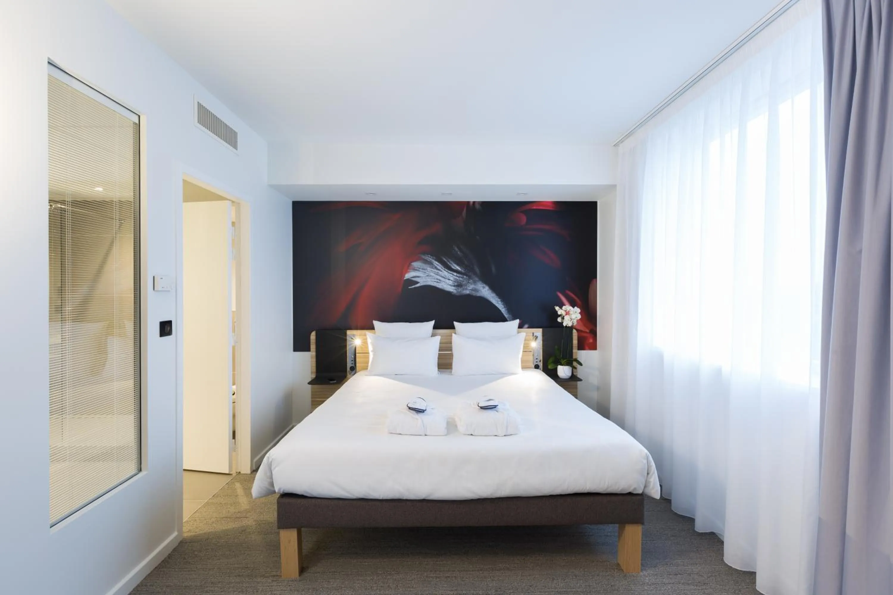 Photo of the whole room, Bed in Novotel Poitiers Site du Futuroscope