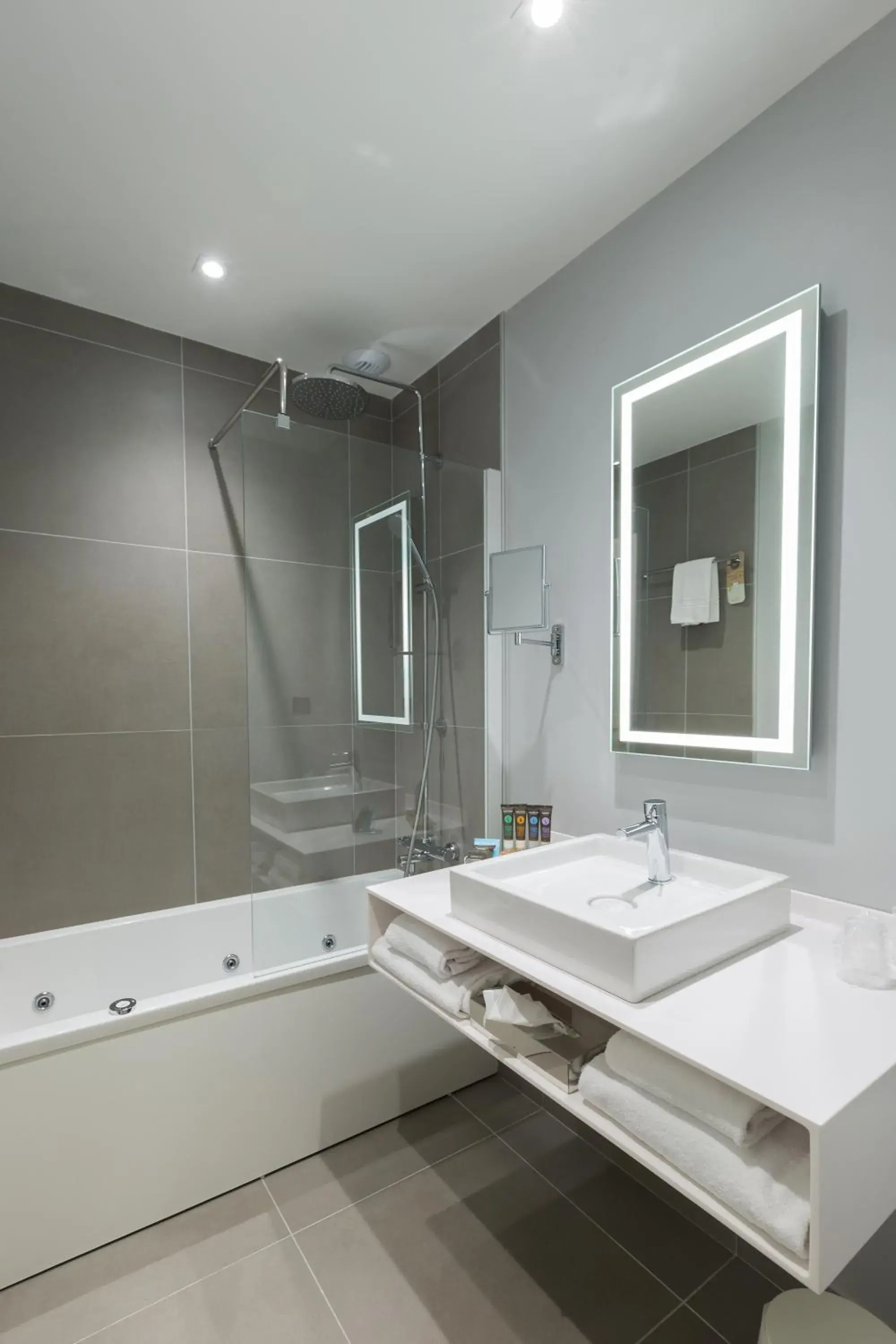 Executive Double Room with Sofa Bed in Novotel Poitiers Site du Futuroscope Executive Double Room with Sofa Bed in Novotel Poitiers Site du Futuroscope