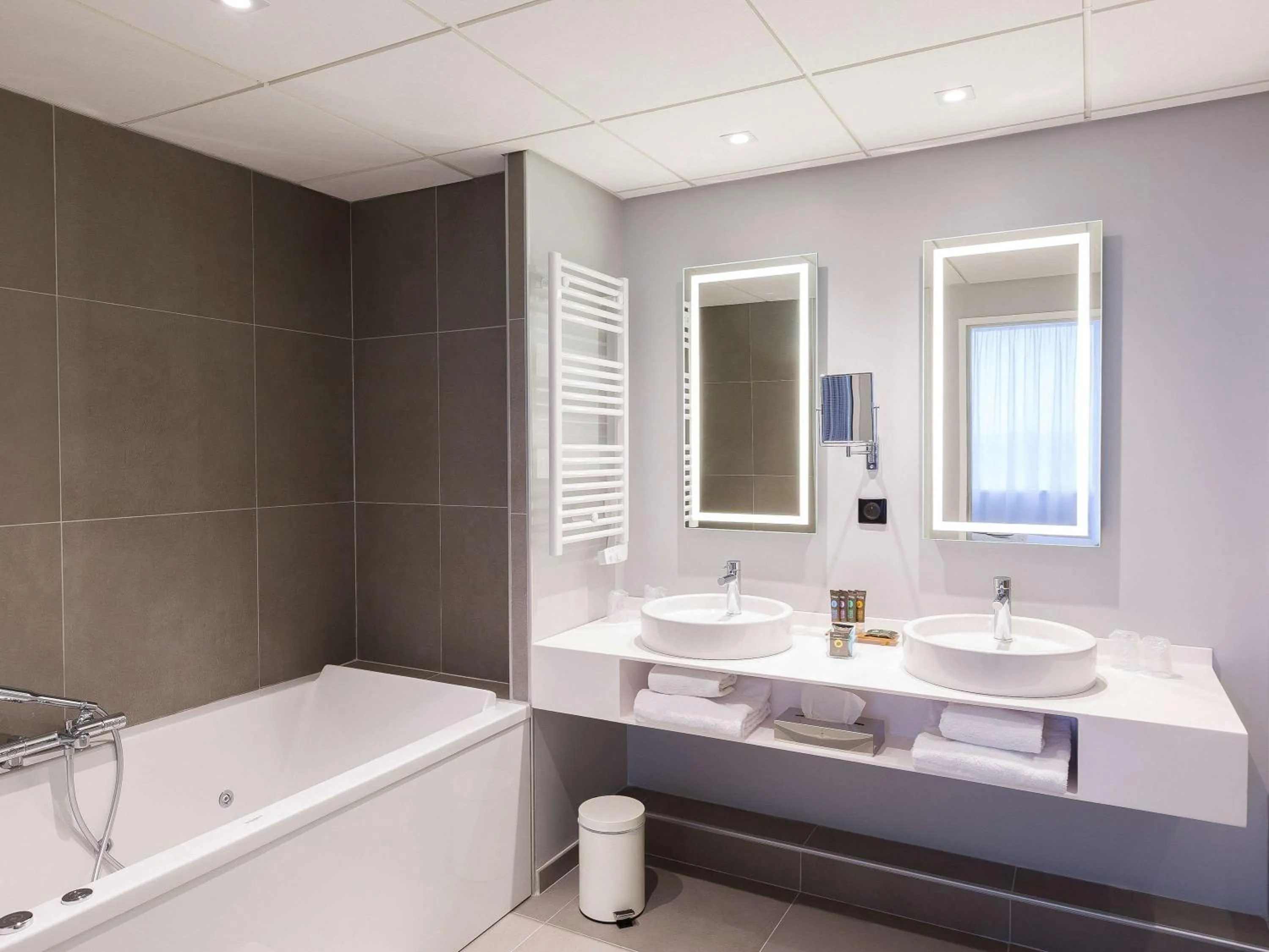 Photo of the whole room in Novotel Poitiers Site du Futuroscope