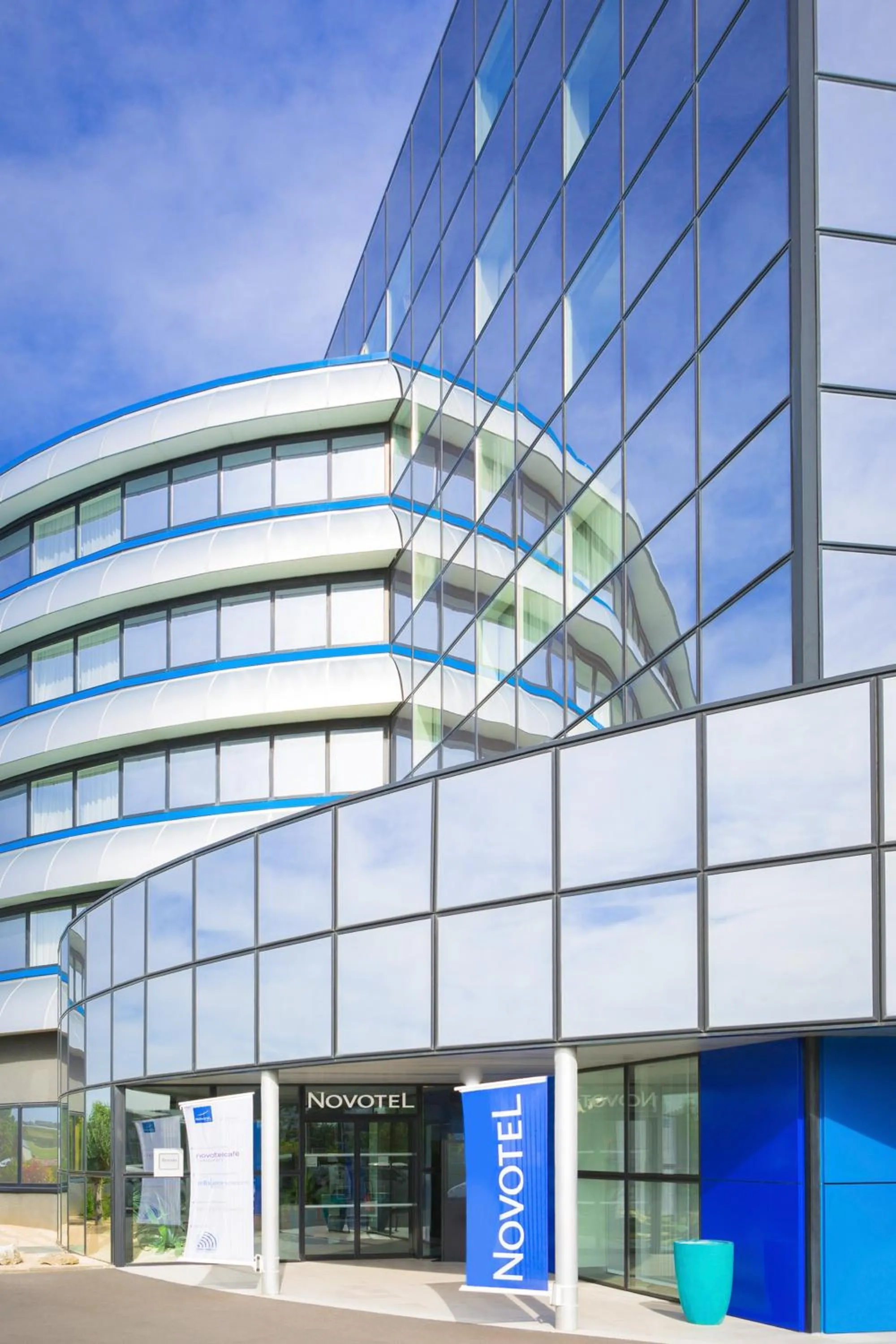 Facade/entrance in Novotel Poitiers Site du Futuroscope