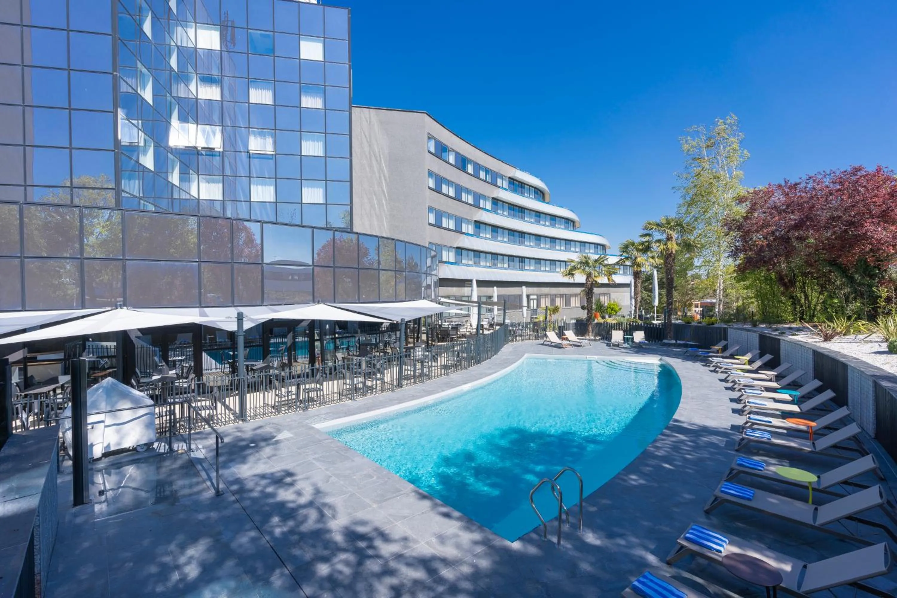 Swimming pool in Novotel Poitiers Site du Futuroscope