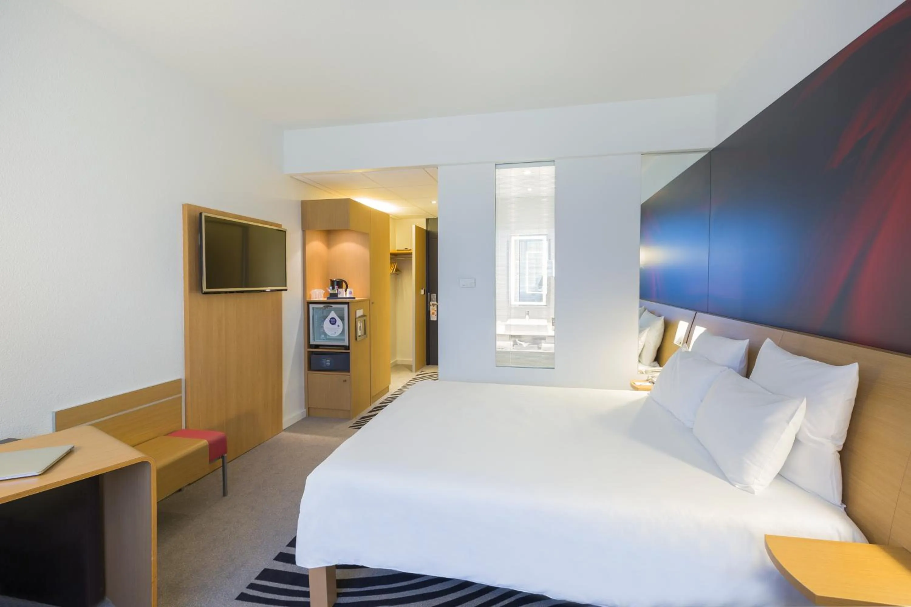 Bedroom, Bed in Novotel Poitiers Site du Futuroscope