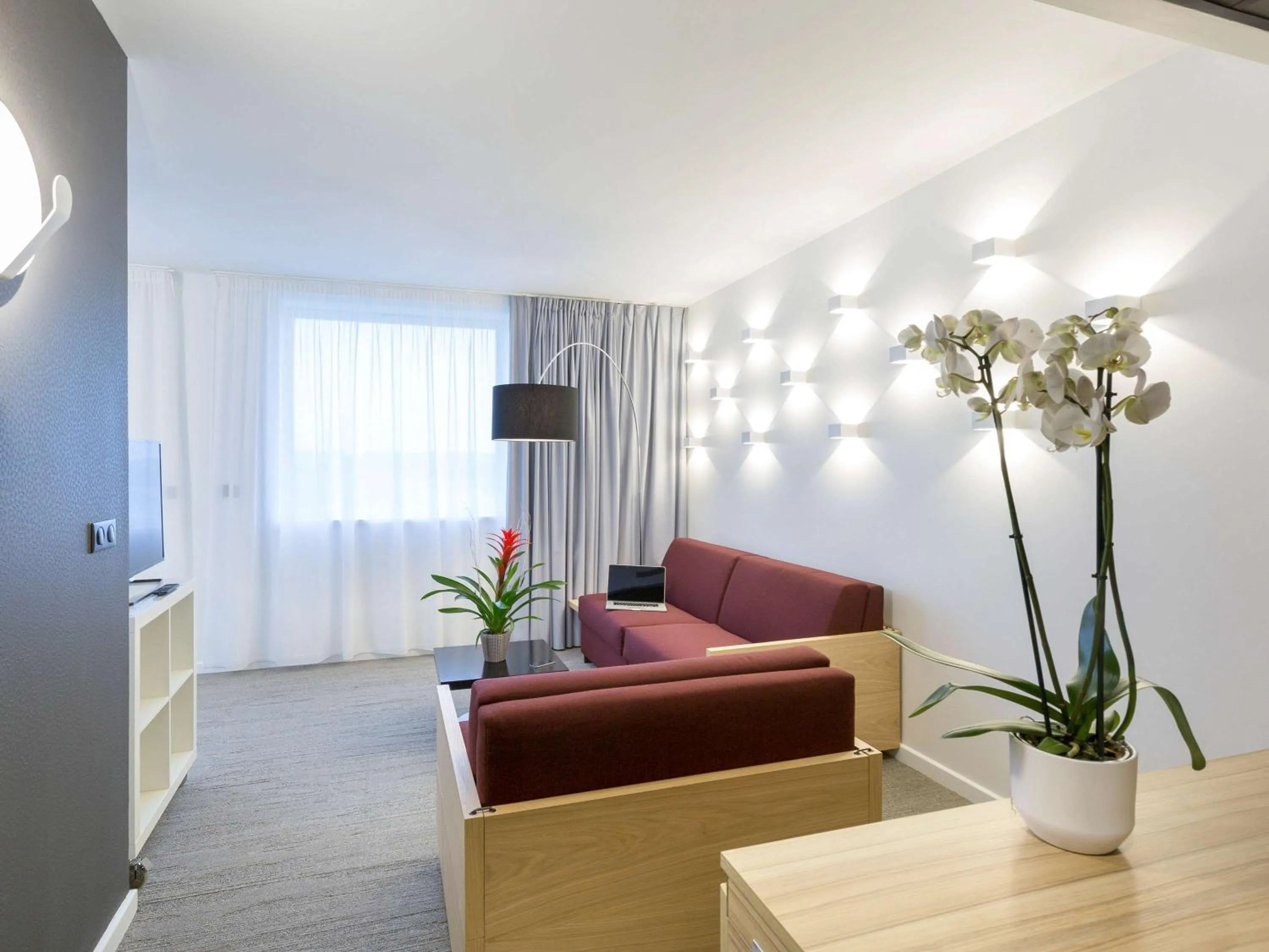 Photo of the whole room in Novotel Poitiers Site du Futuroscope