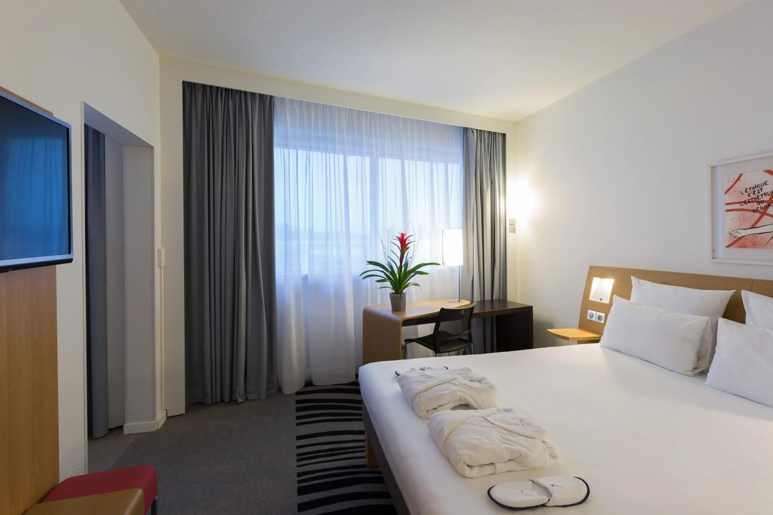 Photo of the whole room, Bed in Novotel Poitiers Site du Futuroscope