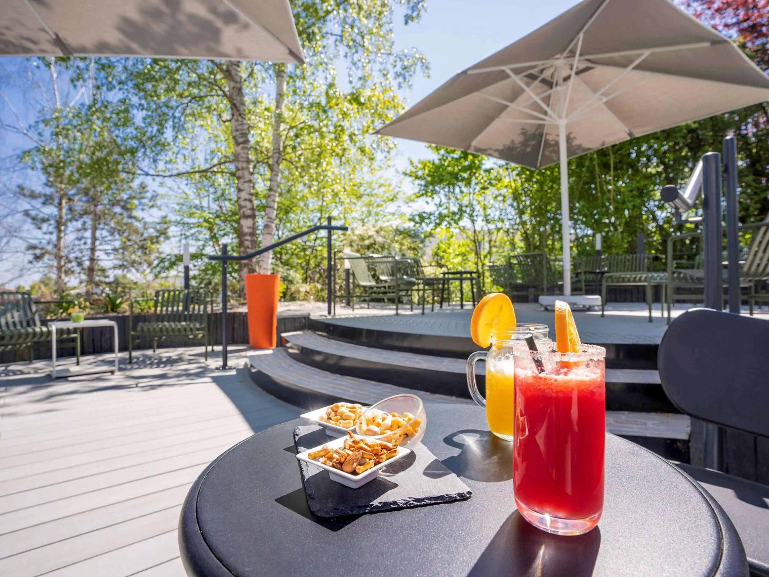 Lounge or bar in Novotel Poitiers Site du Futuroscope