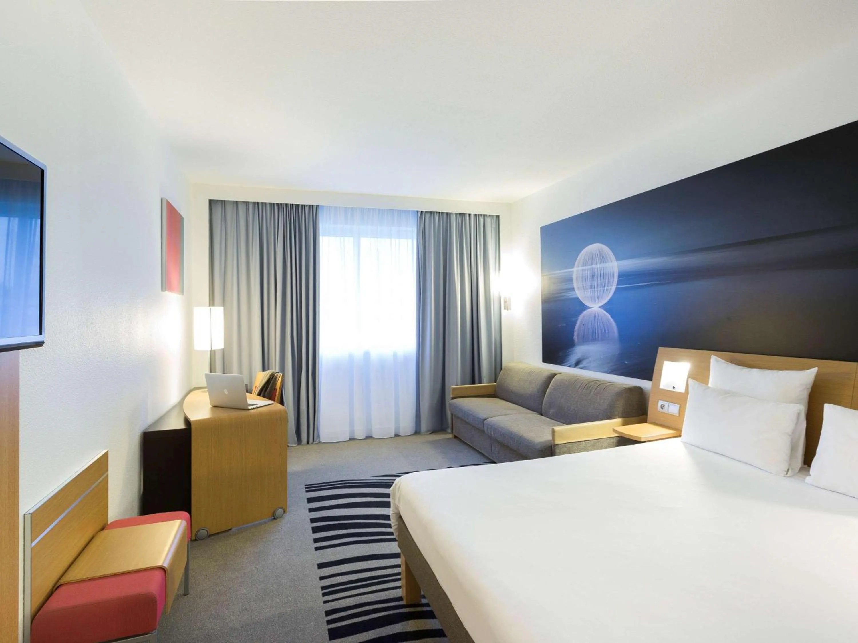 Photo of the whole room, Bed in Novotel Poitiers Site du Futuroscope