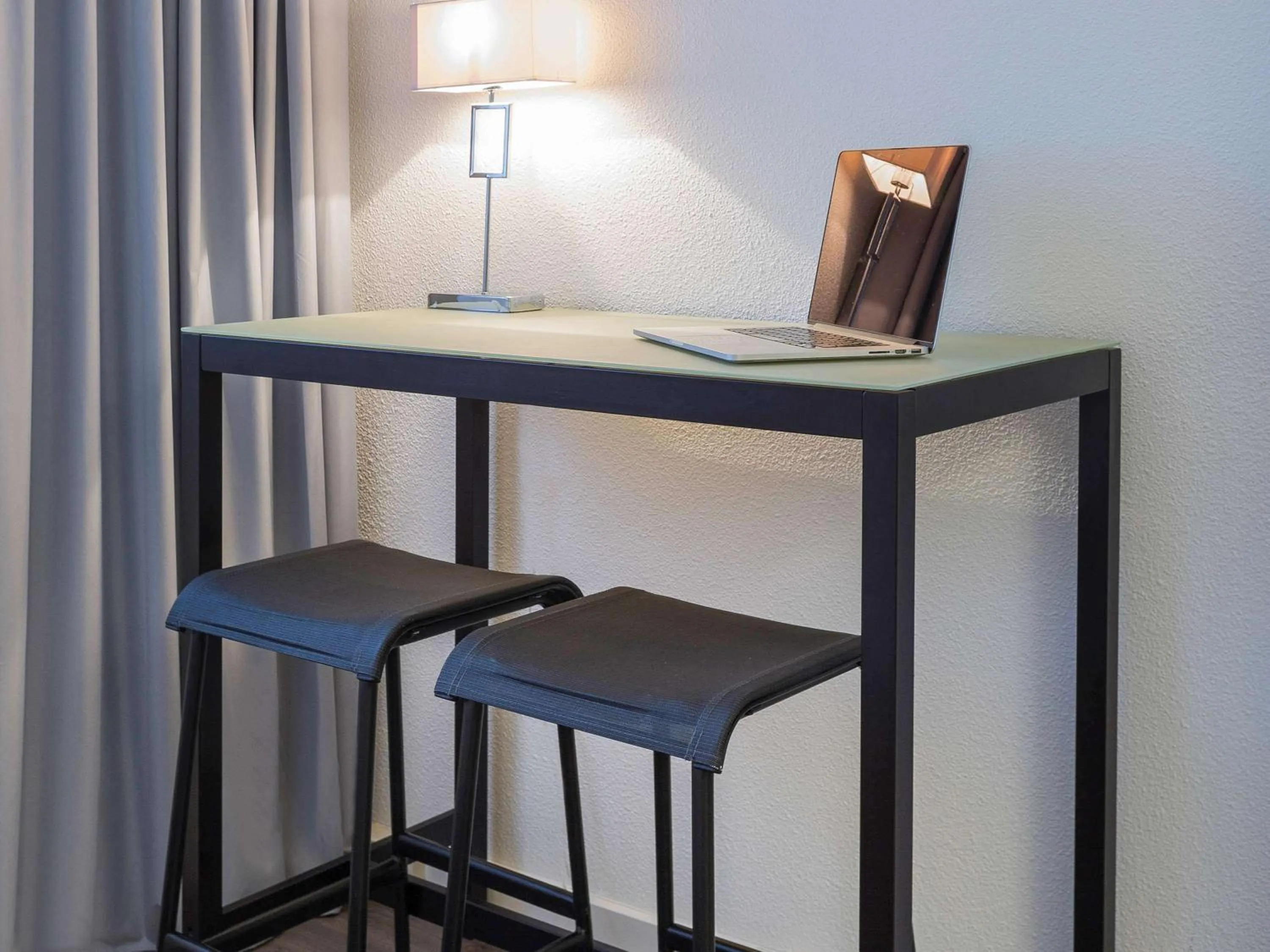 Photo of the whole room in Novotel Poitiers Site du Futuroscope