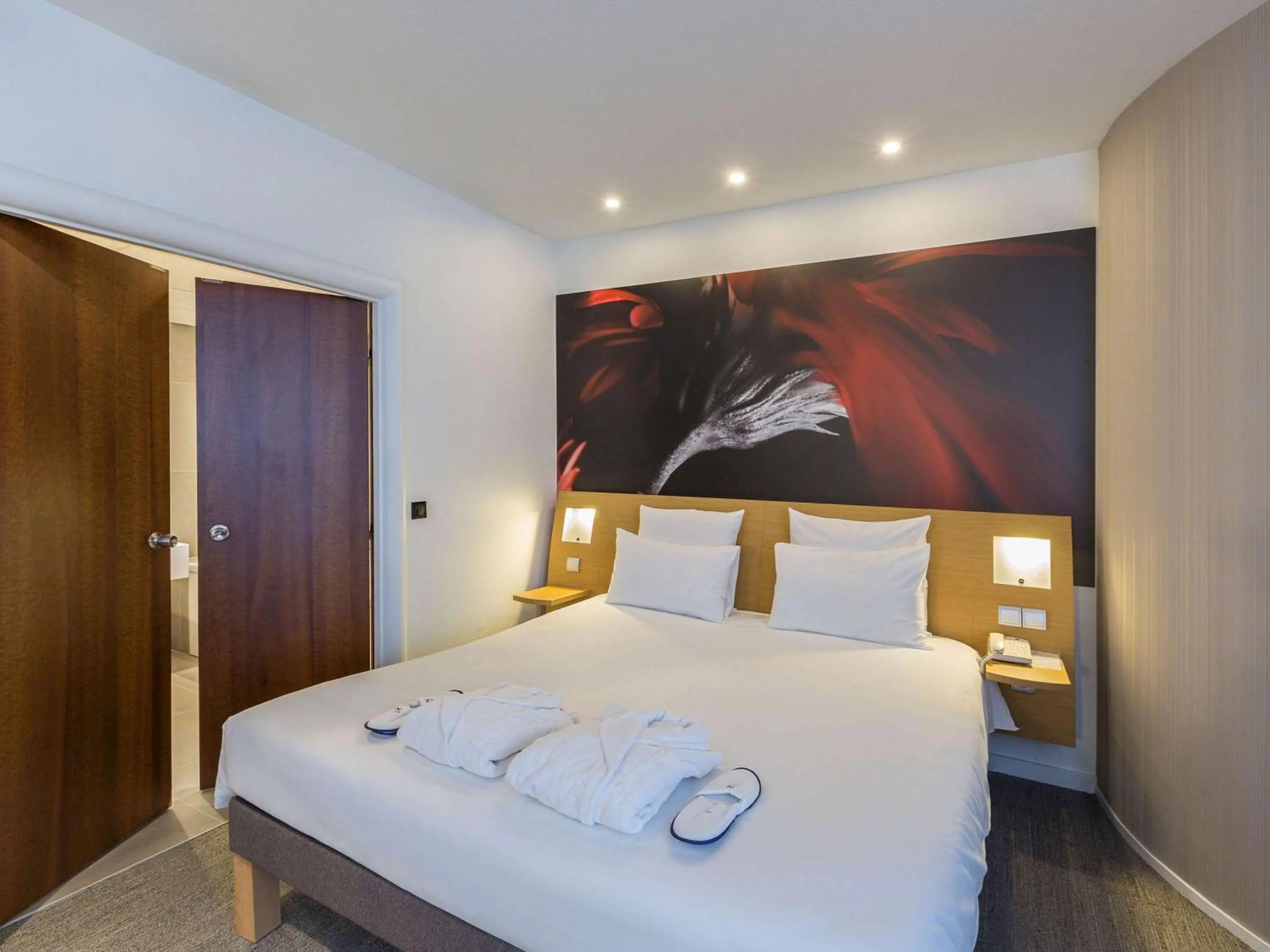 Photo of the whole room, Bed in Novotel Poitiers Site du Futuroscope