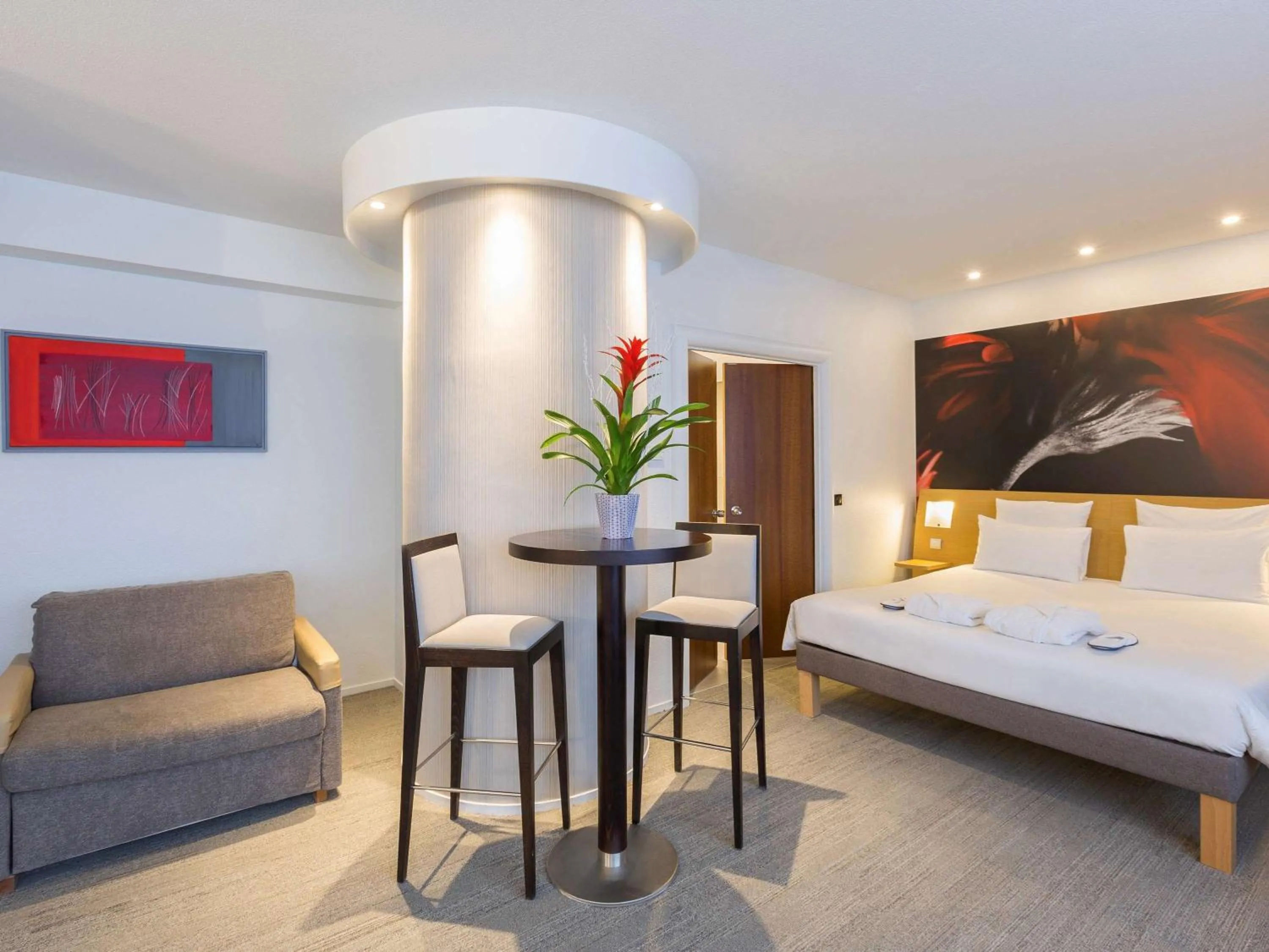 Photo of the whole room, Bed in Novotel Poitiers Site du Futuroscope