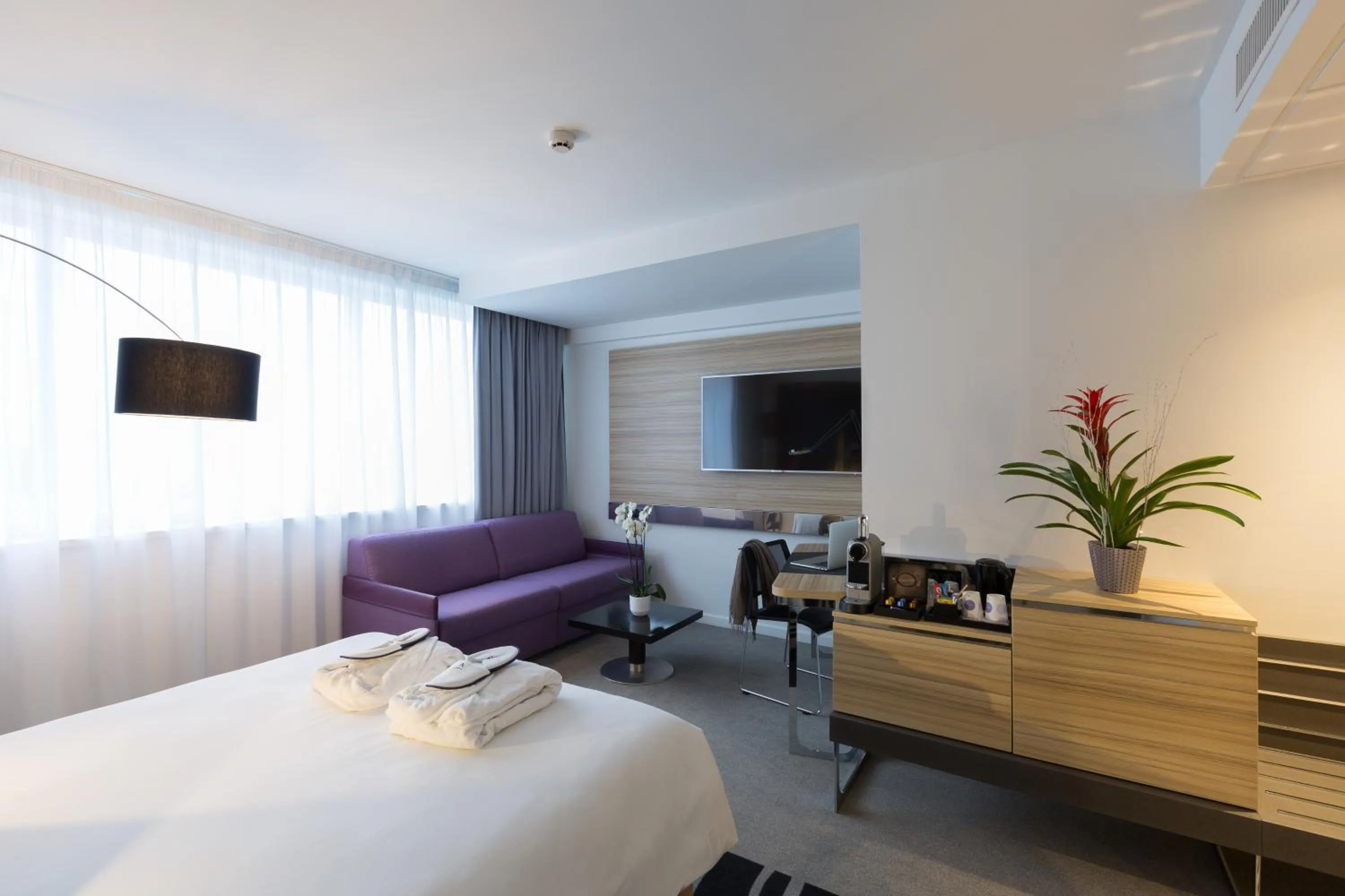 Photo of the whole room, Bed in Novotel Poitiers Site du Futuroscope