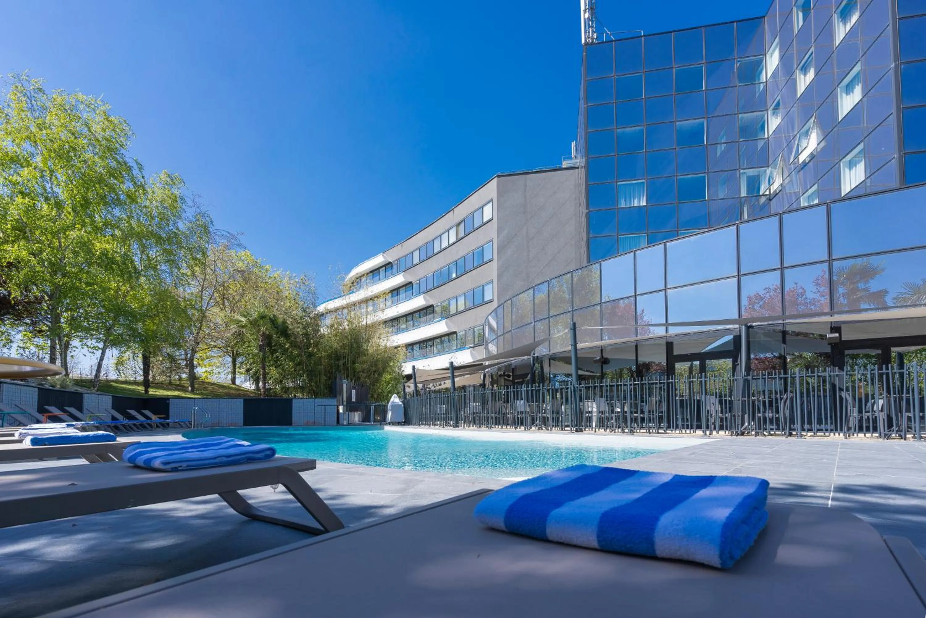 Swimming pool in Novotel Poitiers Site du Futuroscope