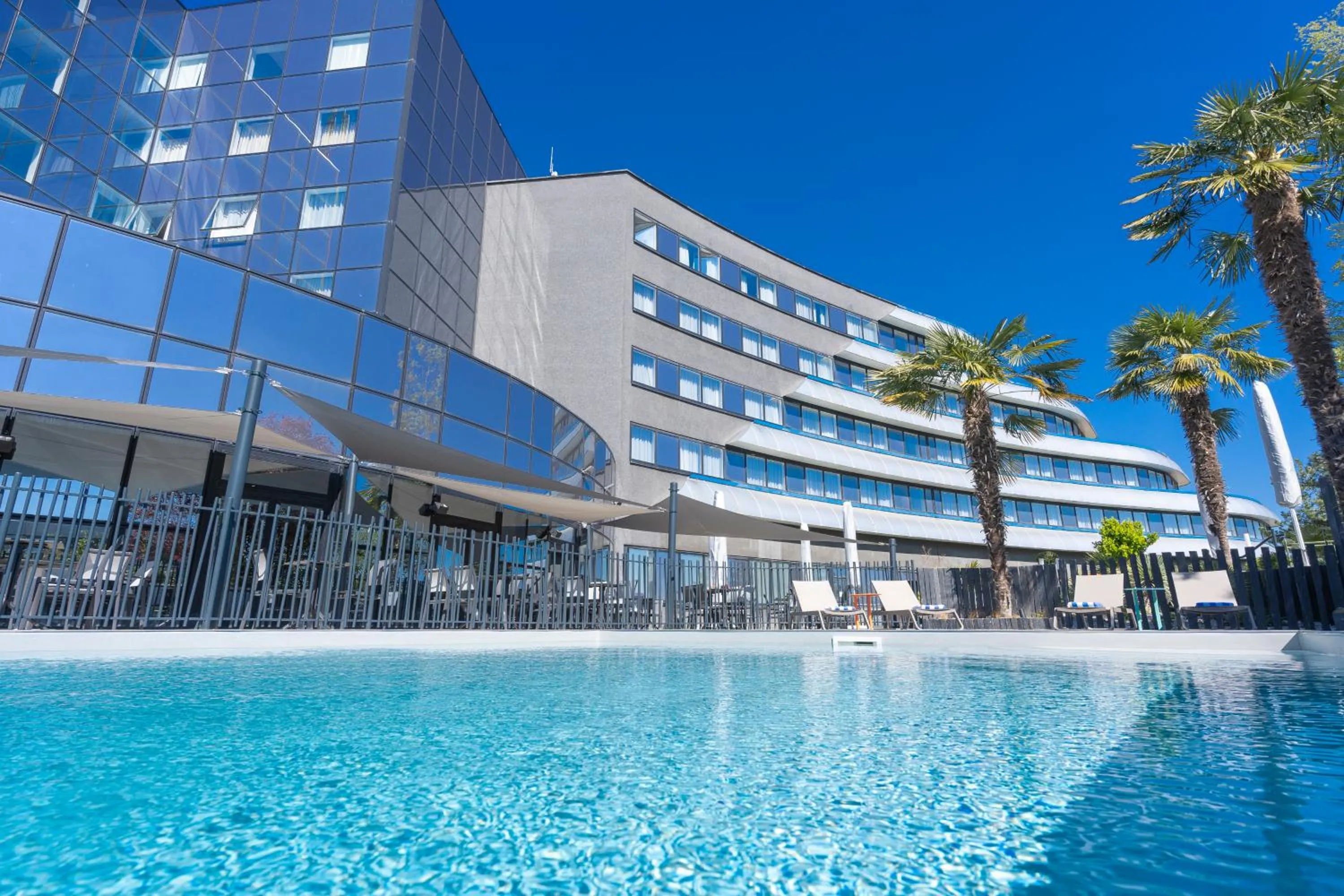 Swimming pool in Novotel Poitiers Site du Futuroscope