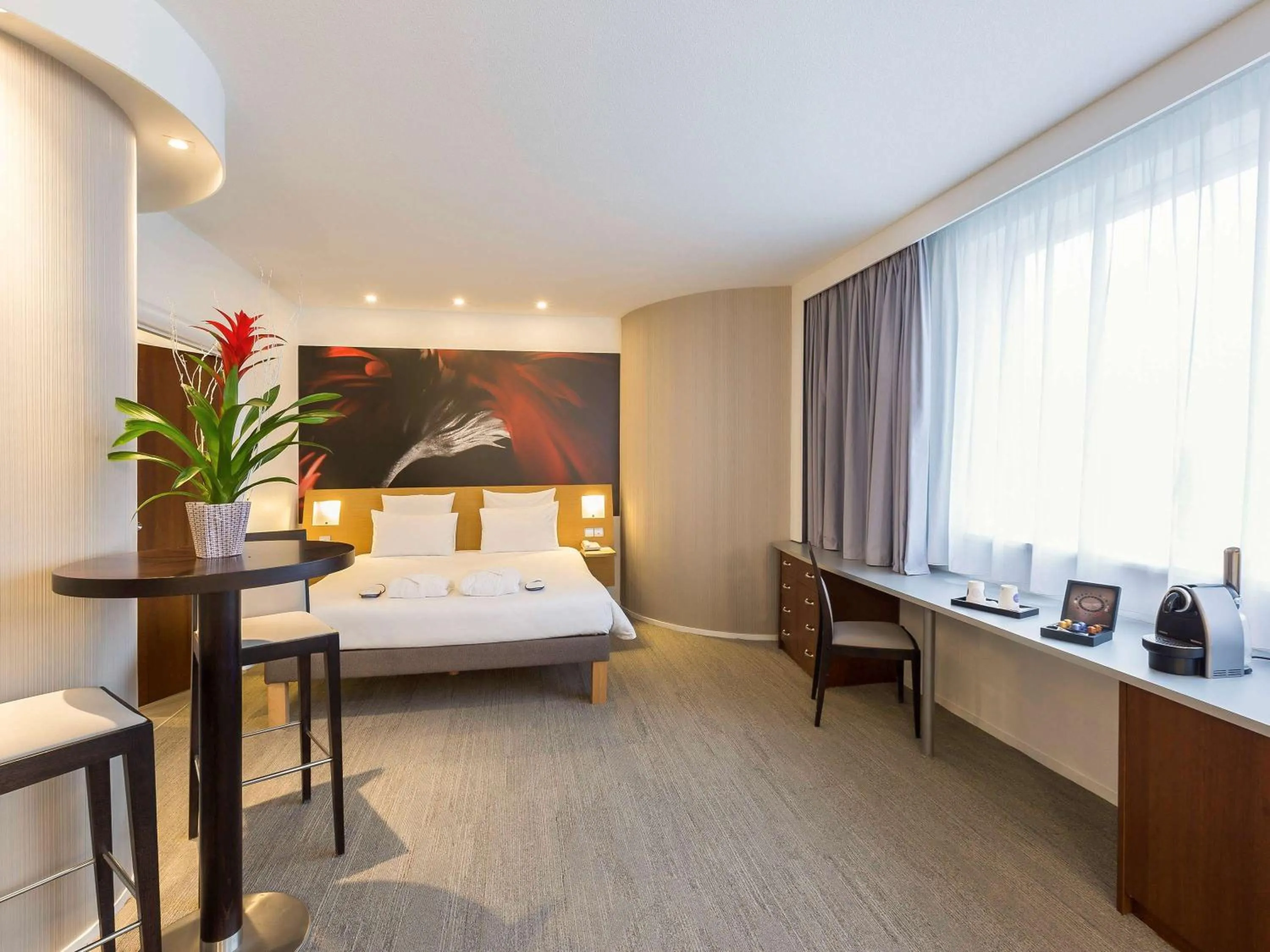 Photo of the whole room, Bed in Novotel Poitiers Site du Futuroscope