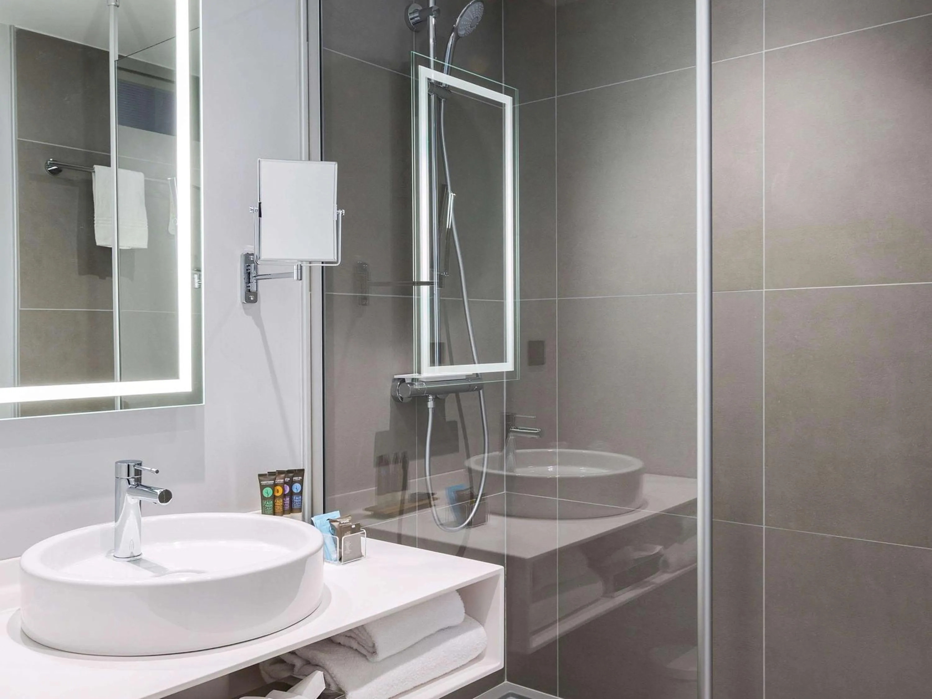 Photo of the whole room in Novotel Poitiers Site du Futuroscope