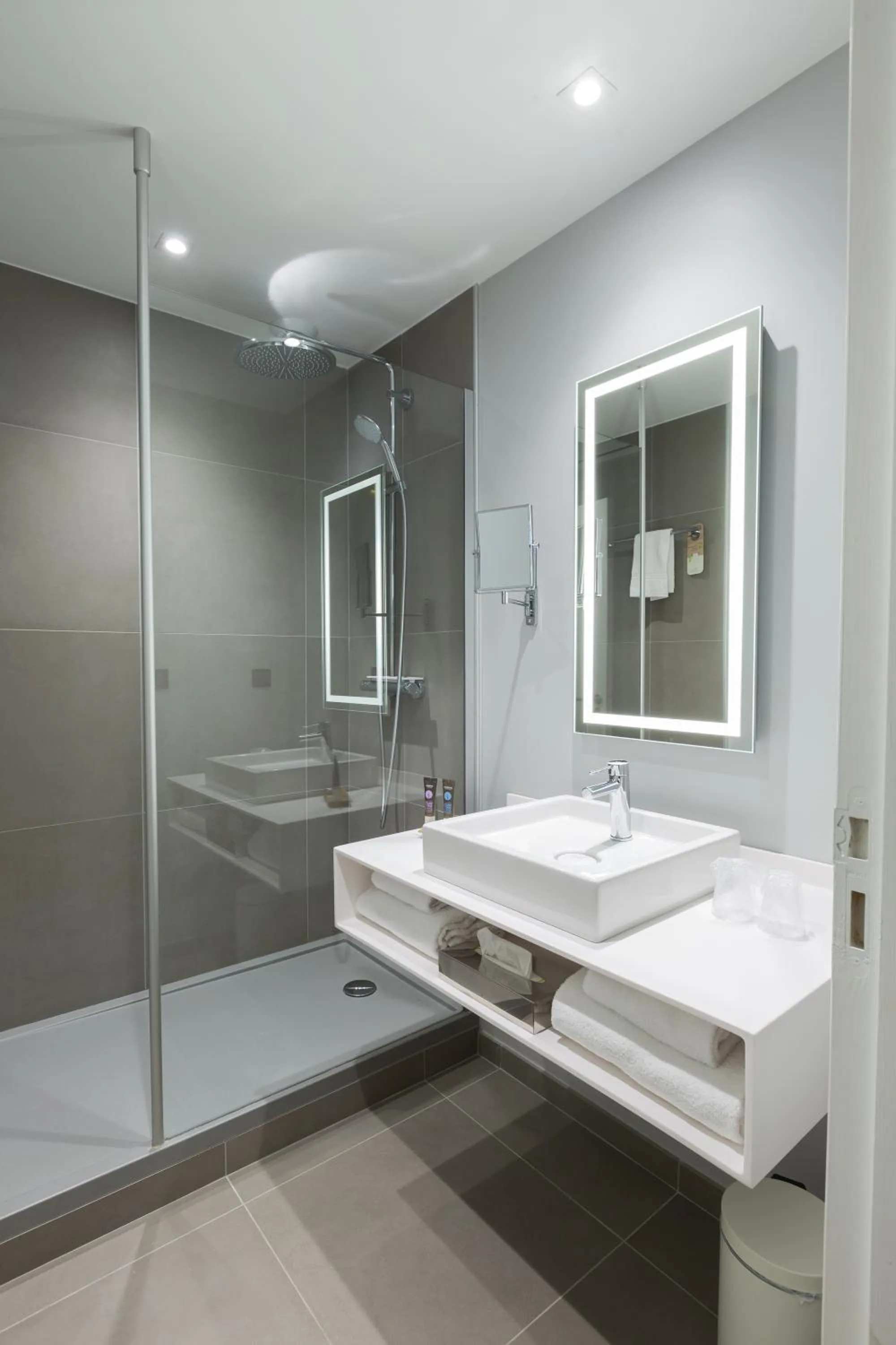 Bathroom in Novotel Poitiers Site du Futuroscope