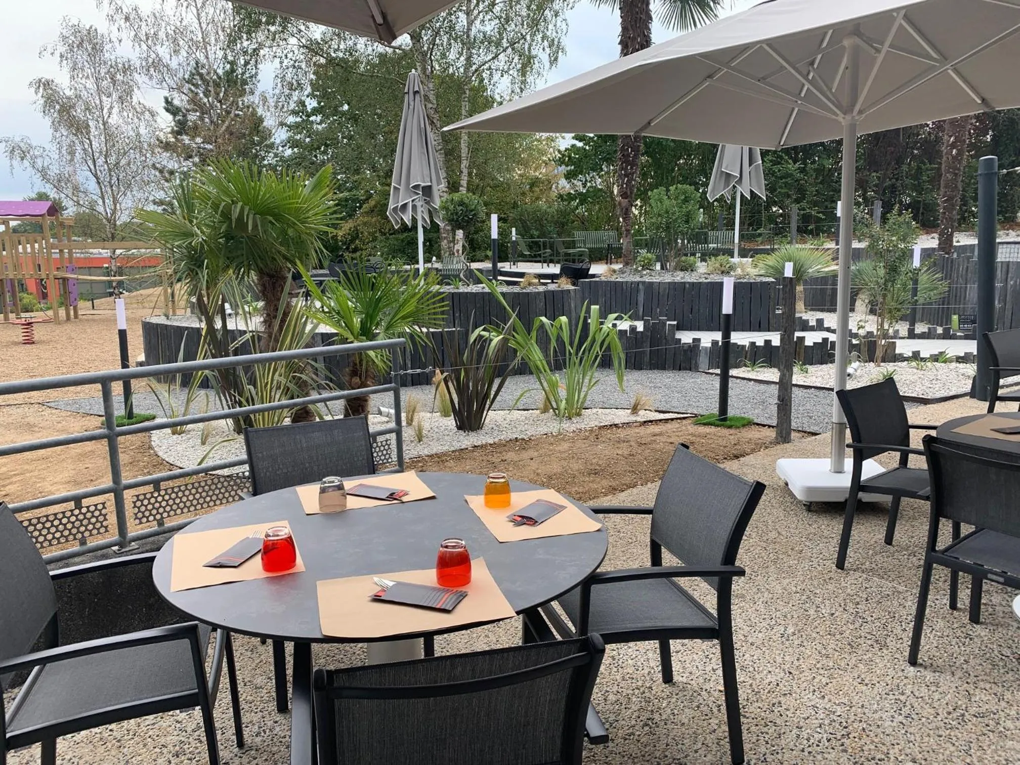 Patio in Novotel Poitiers Site du Futuroscope