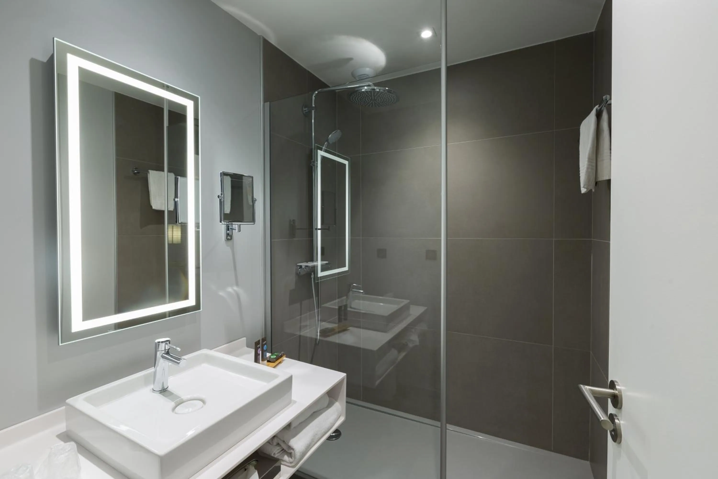 Bathroom in Novotel Poitiers Site du Futuroscope