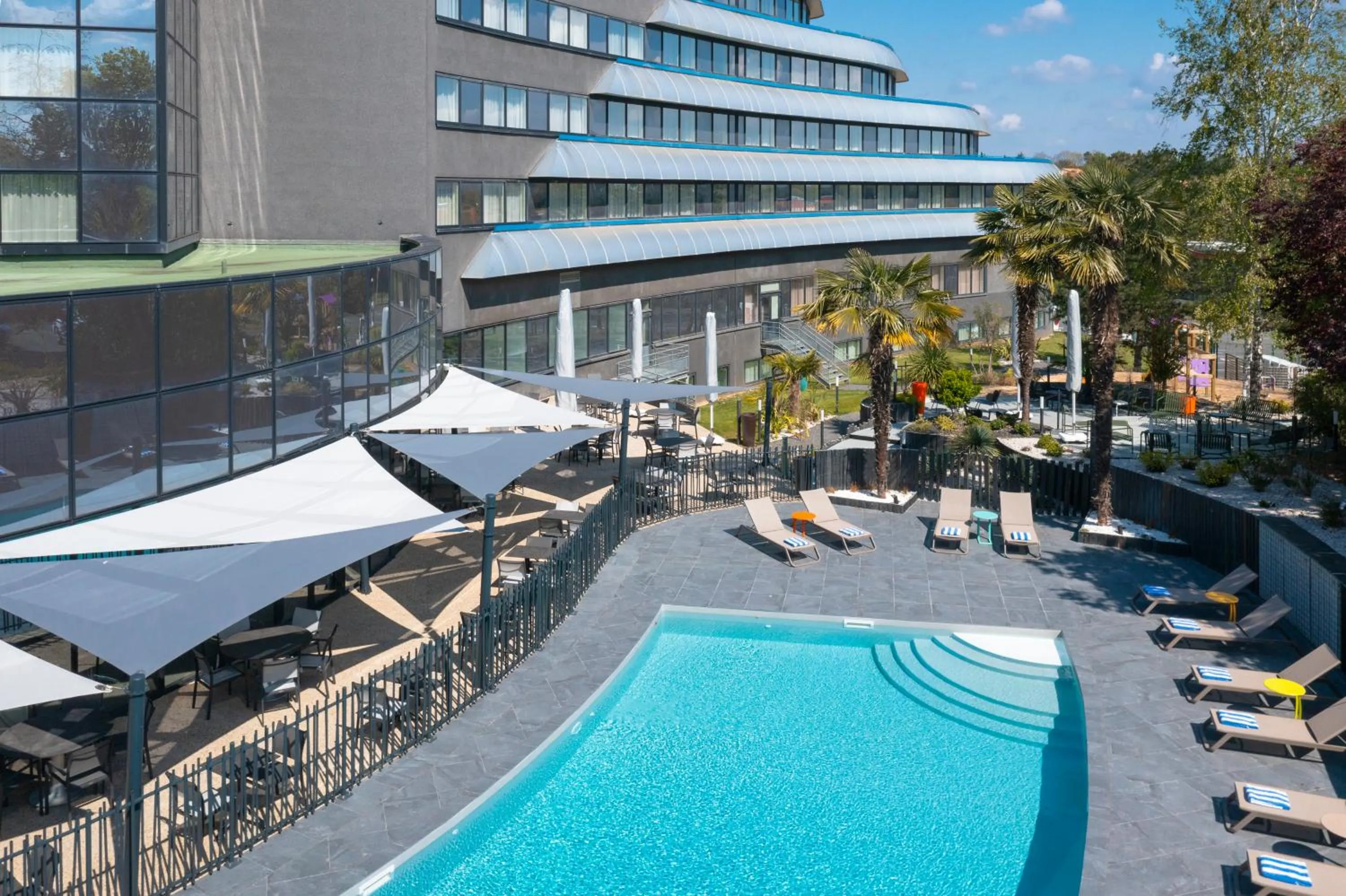 Pool view in Novotel Poitiers Site du Futuroscope