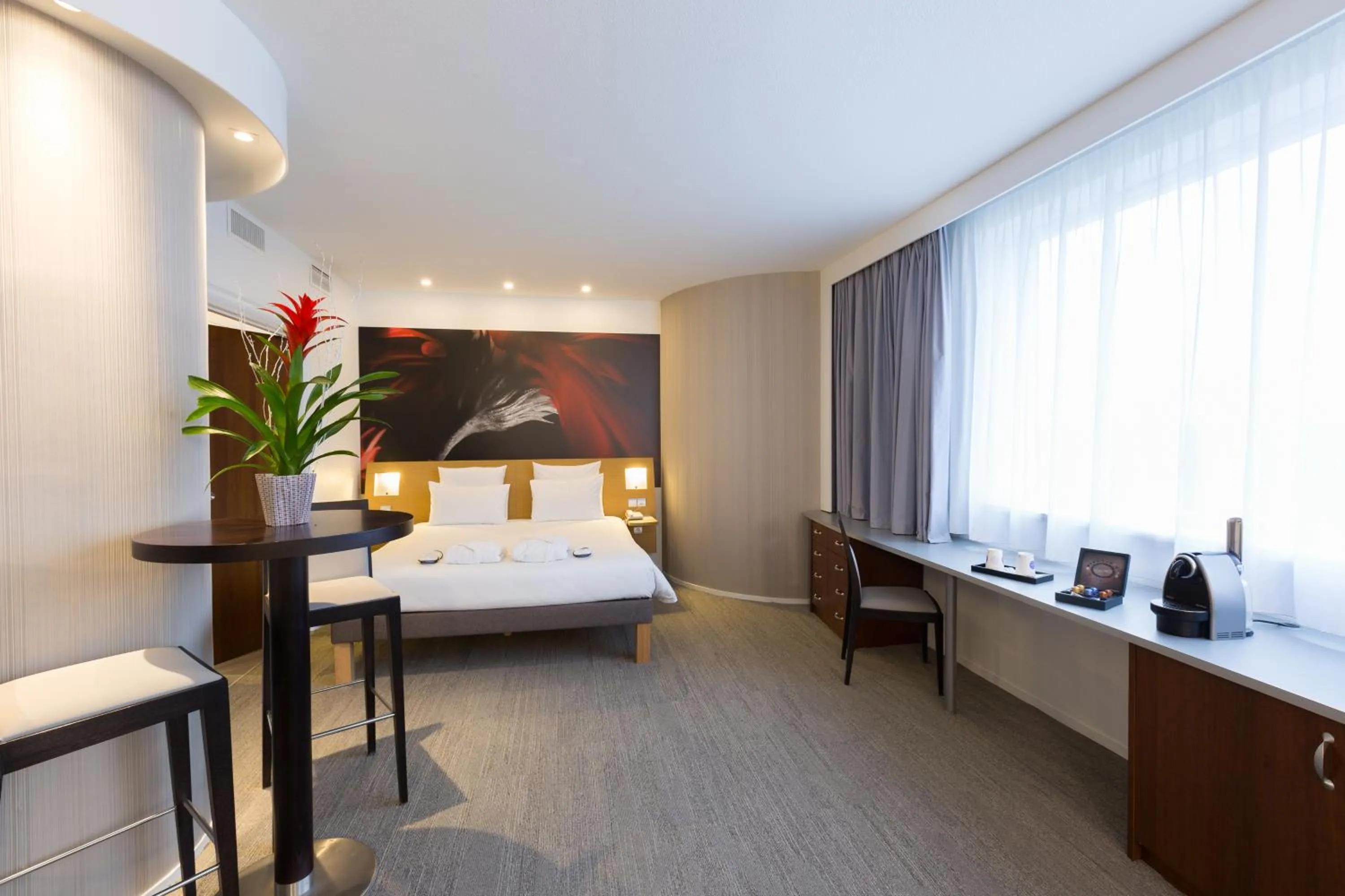 Photo of the whole room, Bed in Novotel Poitiers Site du Futuroscope