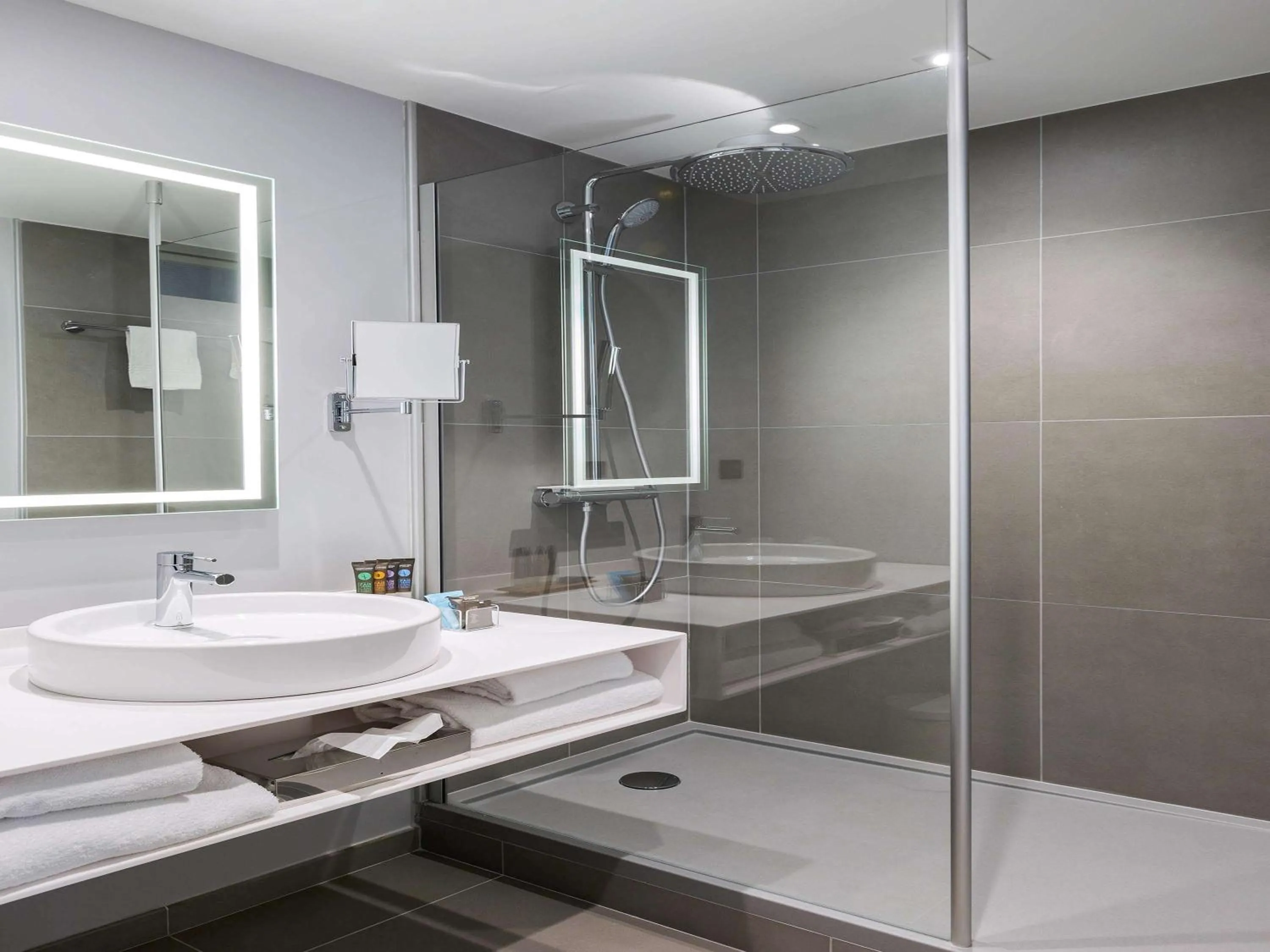 Photo of the whole room in Novotel Poitiers Site du Futuroscope