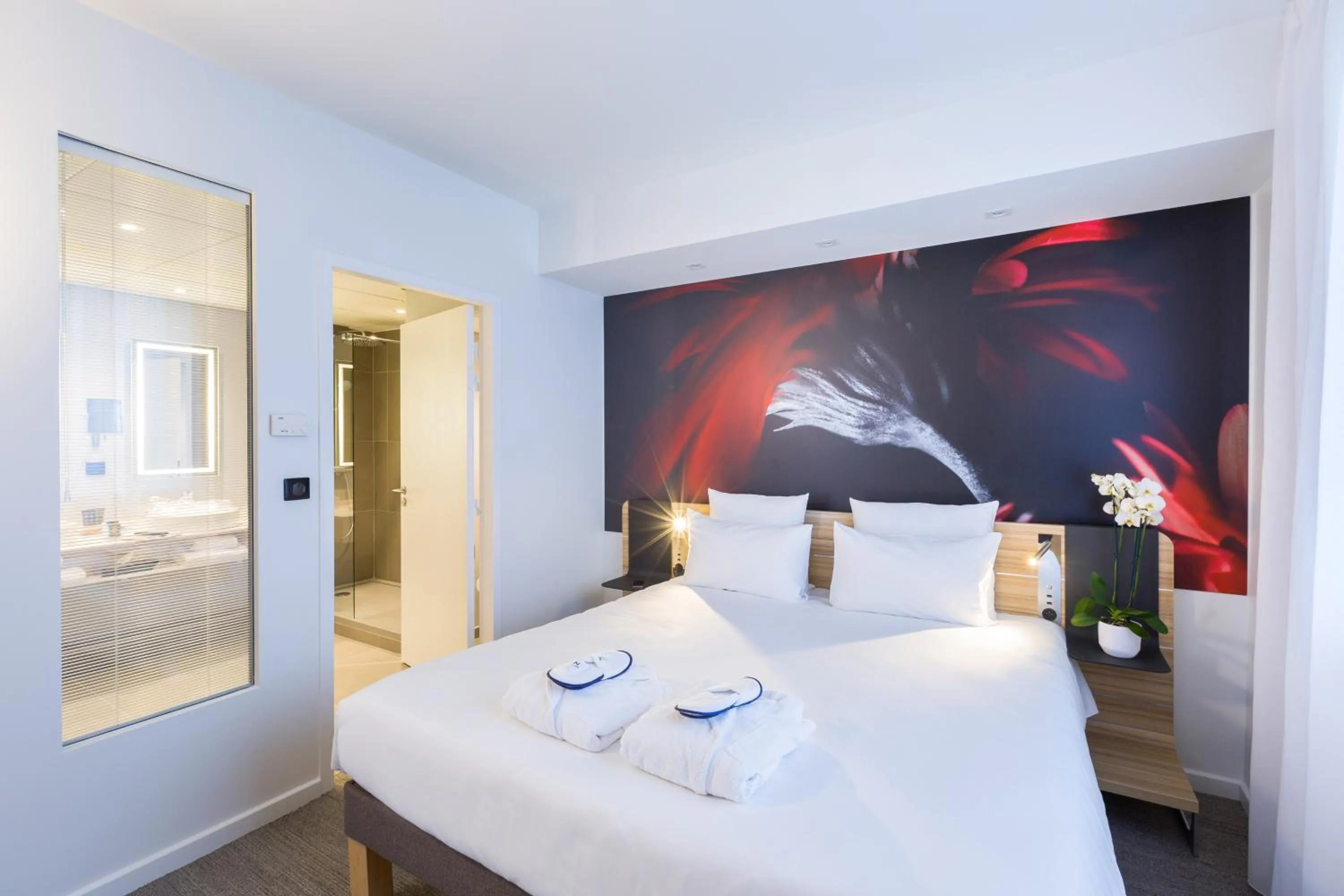 Bedroom, Bed in Novotel Poitiers Site du Futuroscope