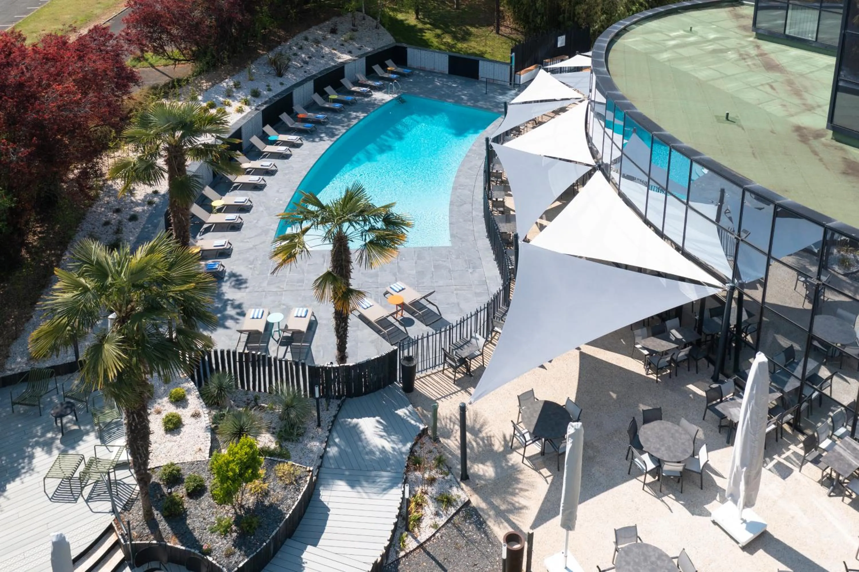 Pool view in Novotel Poitiers Site du Futuroscope