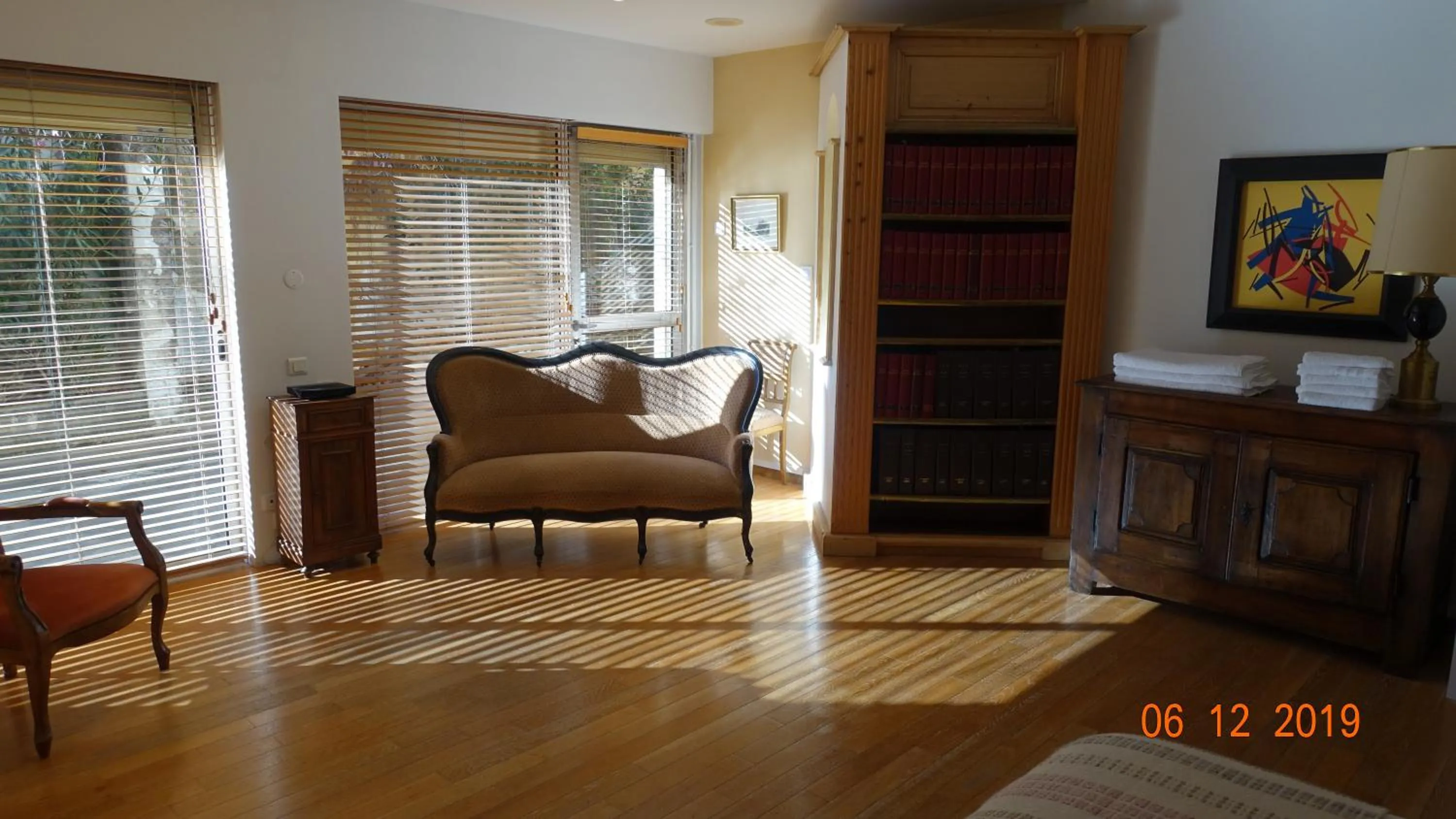 Photo of the whole room in AU COEUR DES LICES *** CENTRE HISTORIQUE AVIGNON