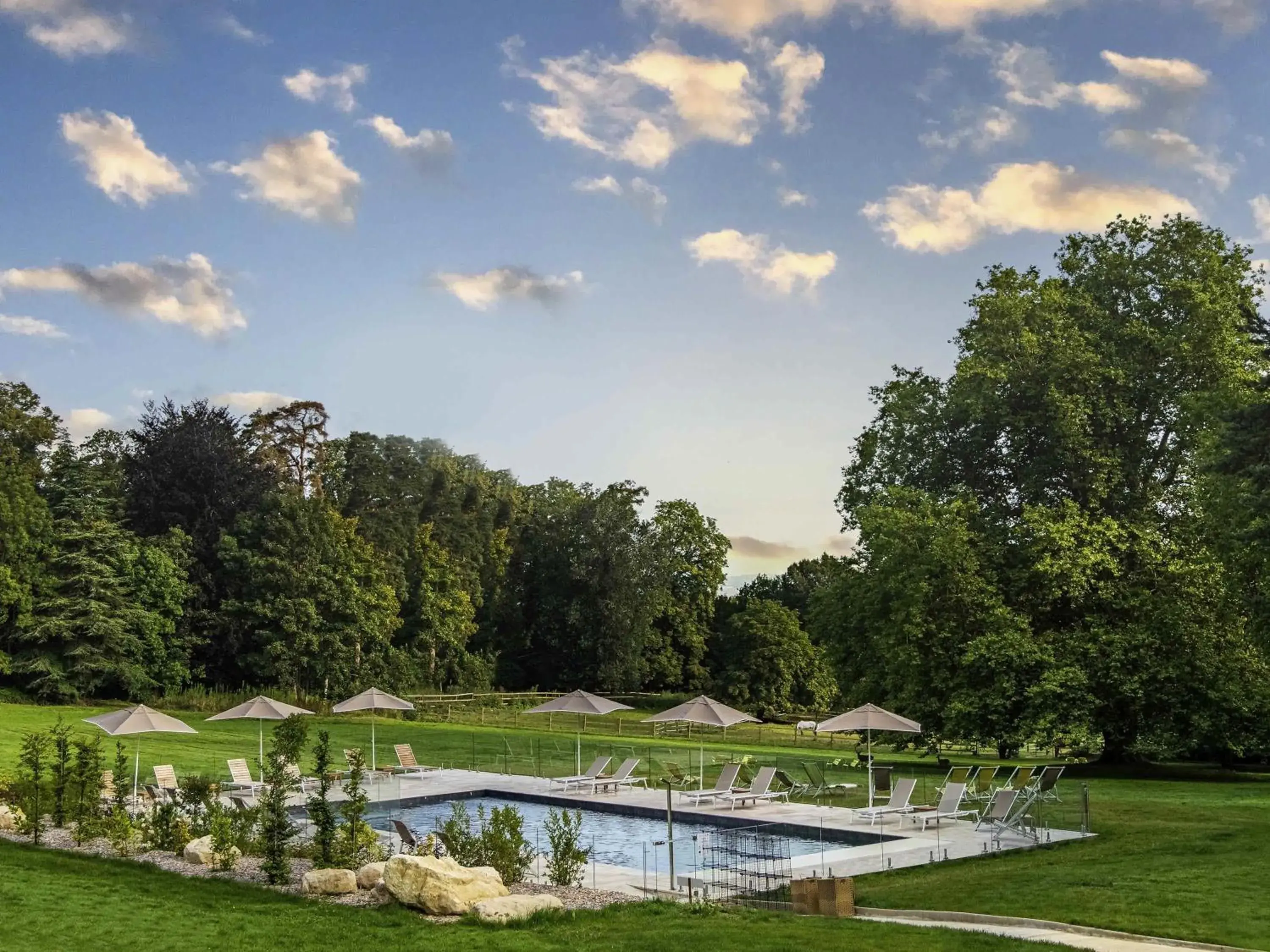 Pool view in Hotel Novotel Domaine de Maffliers - Paris Val-d'Oise Pool view in Hotel Novotel Domaine de Maffliers - Paris Val-d'Oise