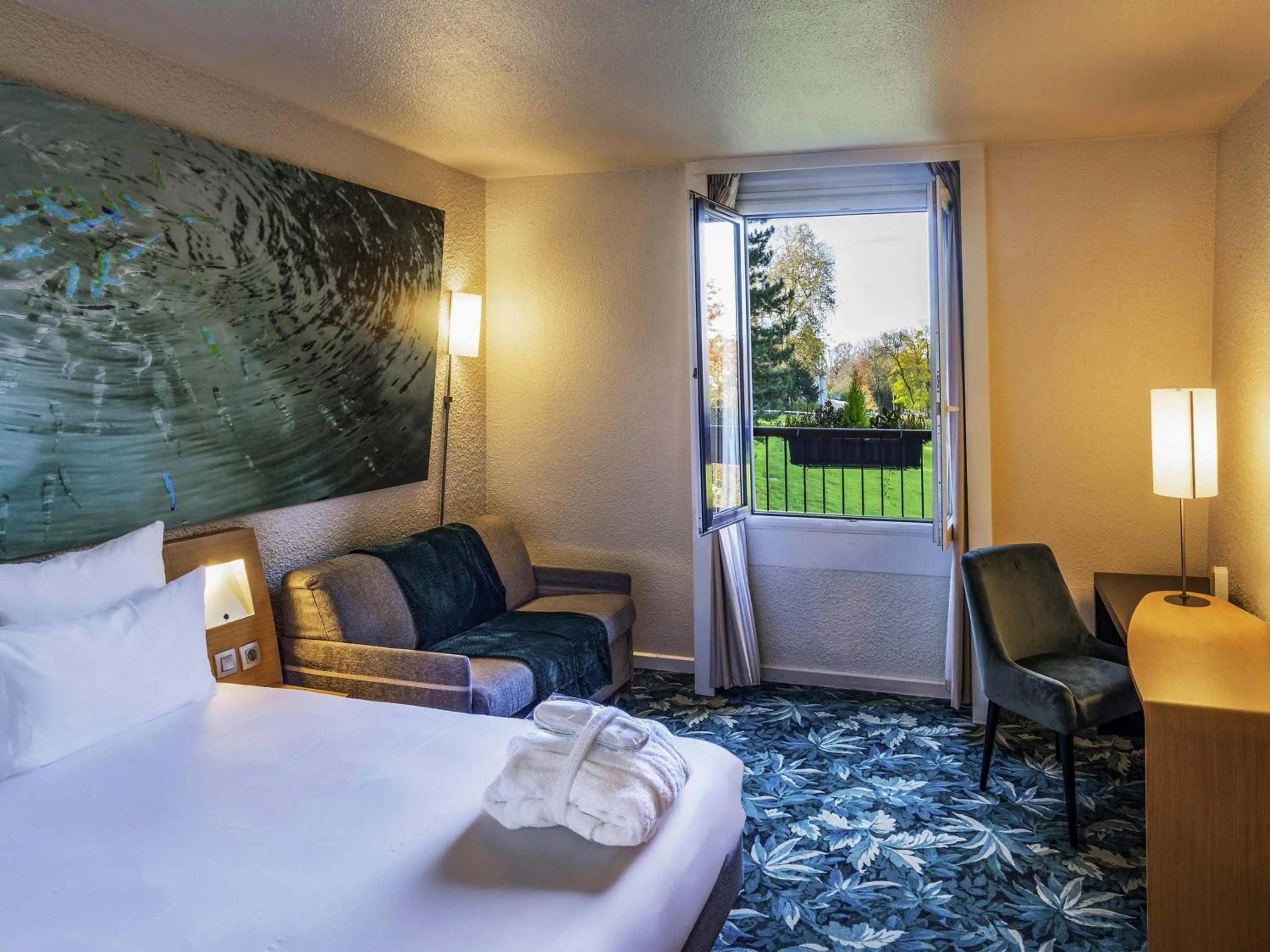 Bedroom, Bed in Hotel Novotel Domaine de Maffliers - Paris Val-d'Oise