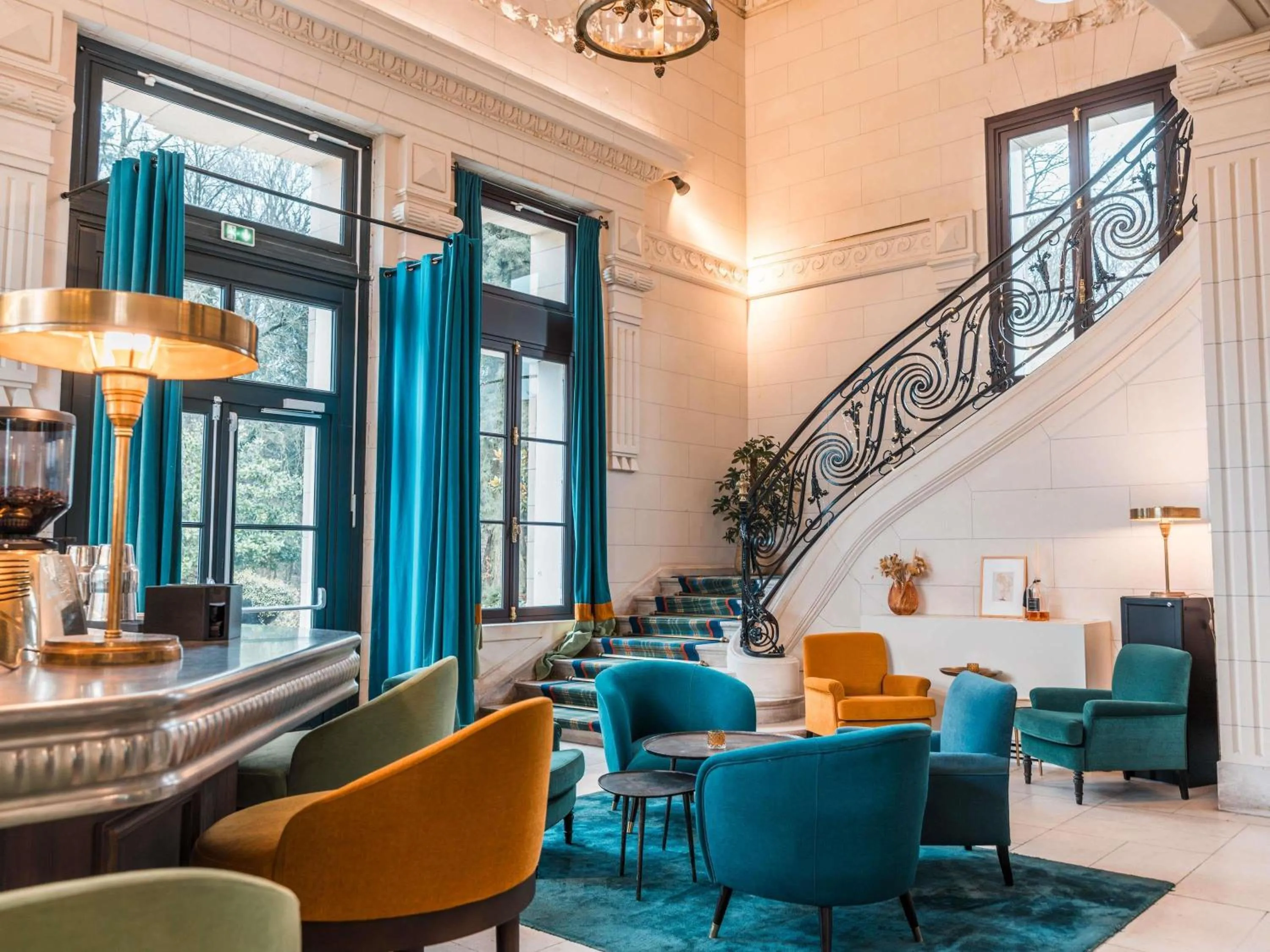 Lounge or bar in Hotel Novotel Domaine de Maffliers - Paris Val-d'Oise