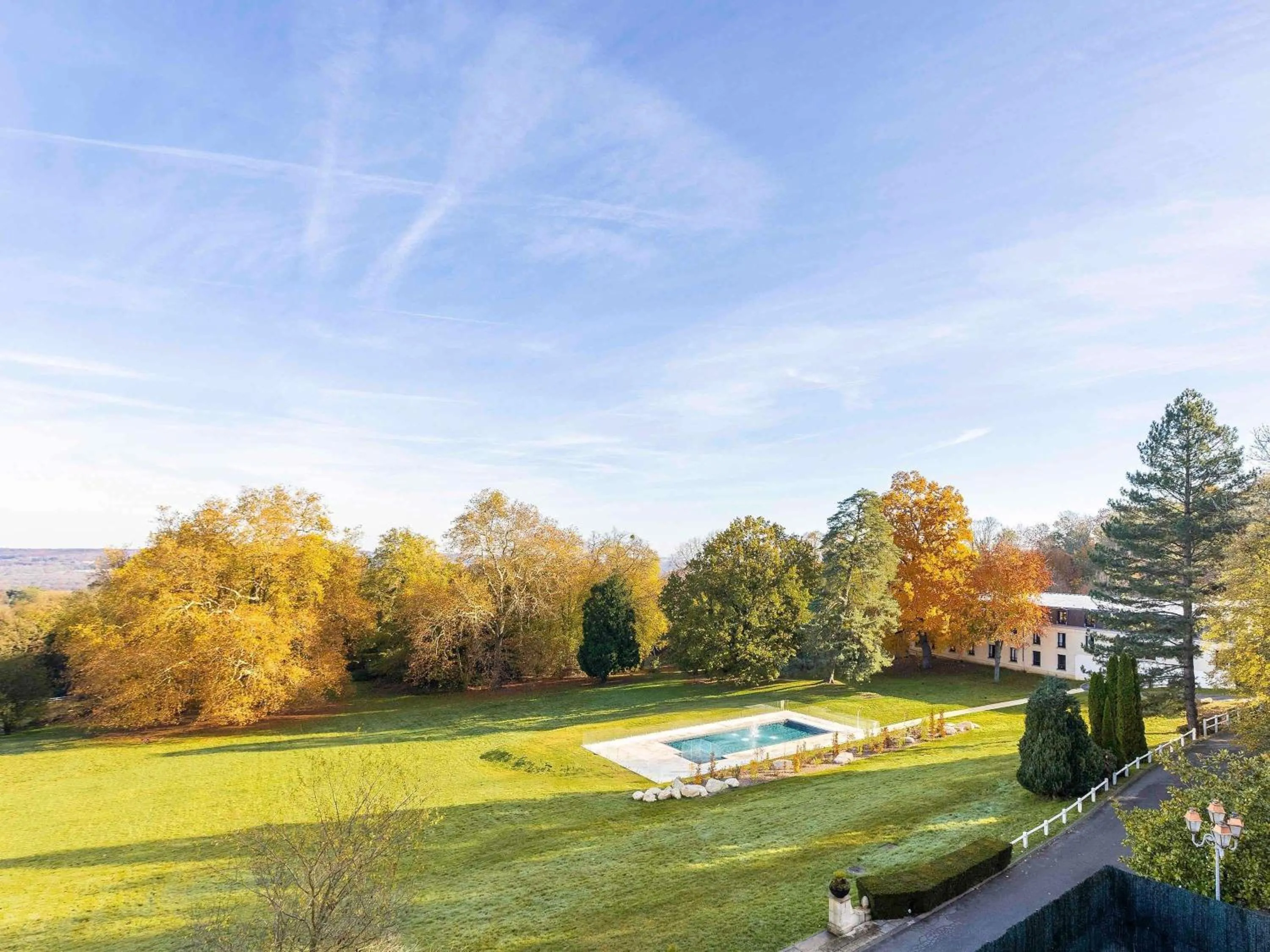 Property building in Hotel Novotel Domaine de Maffliers - Paris Val-d'Oise