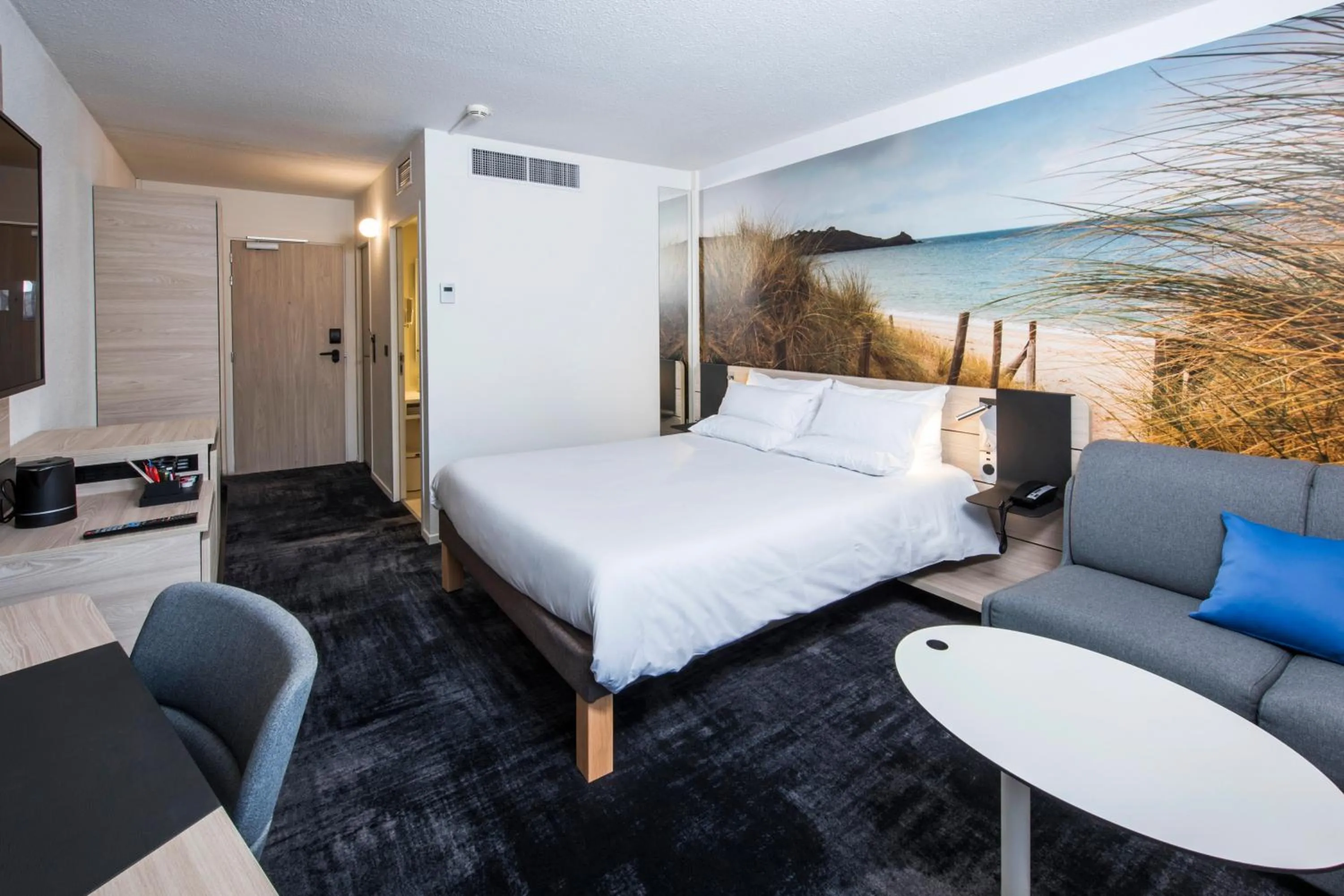 Property building, Bed in Novotel Rennes Alma