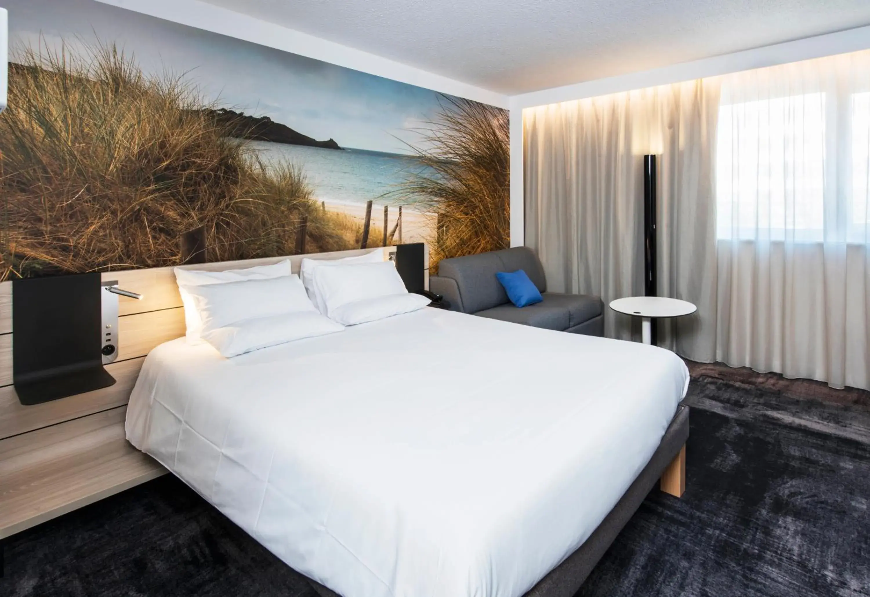 Classic Queen Room with Sofa in Novotel Rennes Alma Classic Queen Room with Sofa in Novotel Rennes Alma