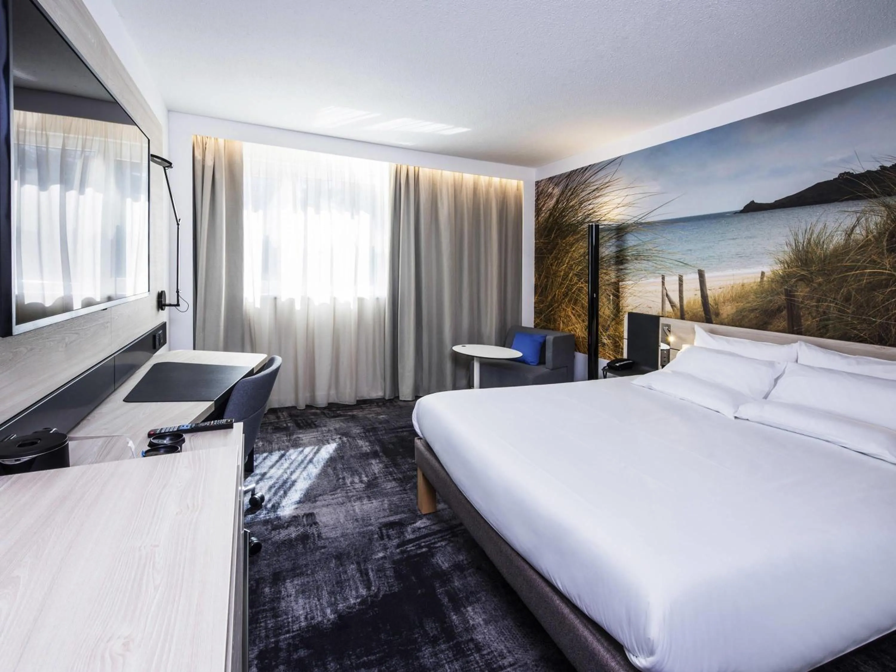 Bedroom, Bed in Novotel Rennes Alma