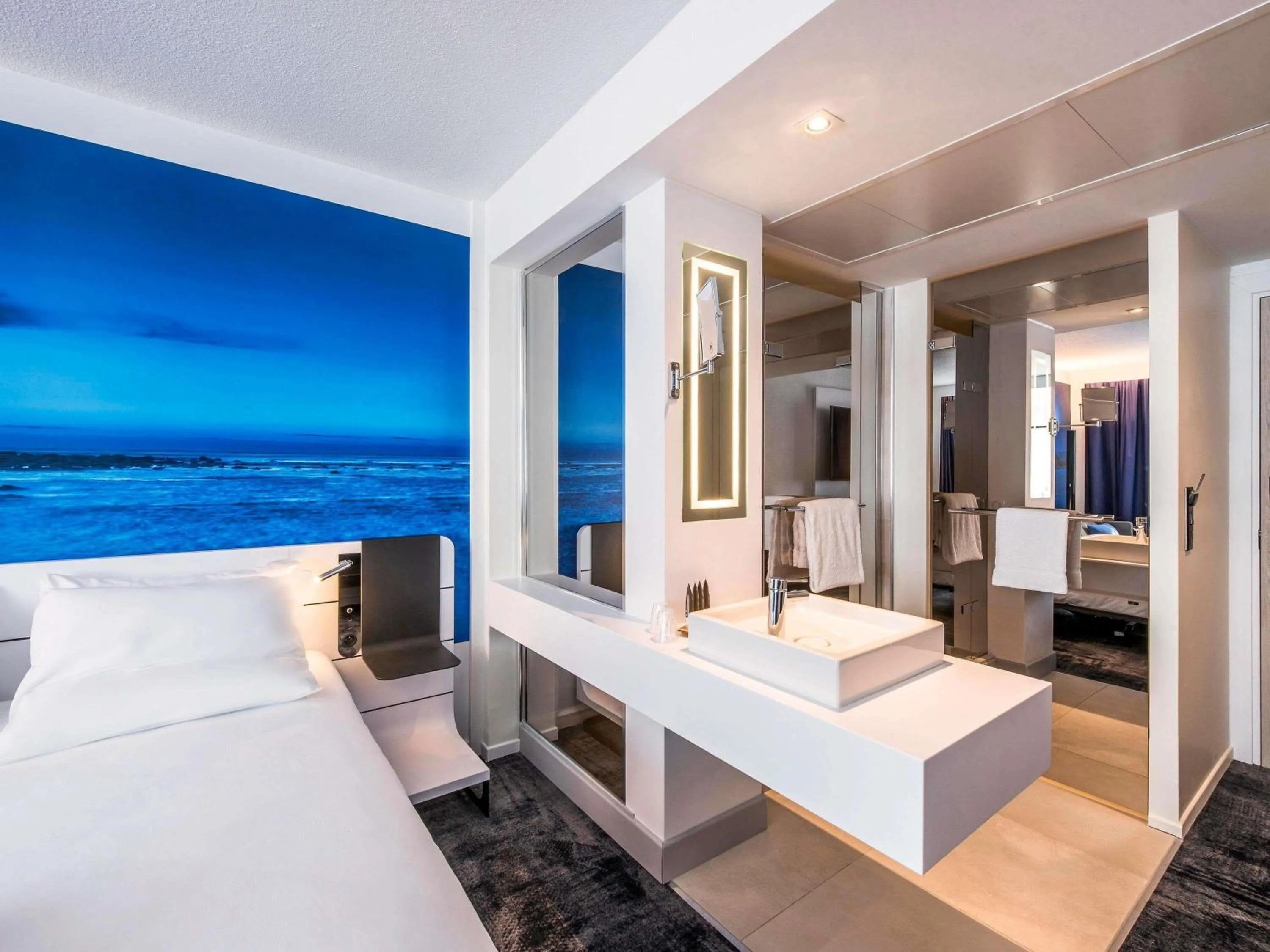 Bedroom, Bed in Novotel Rennes Alma