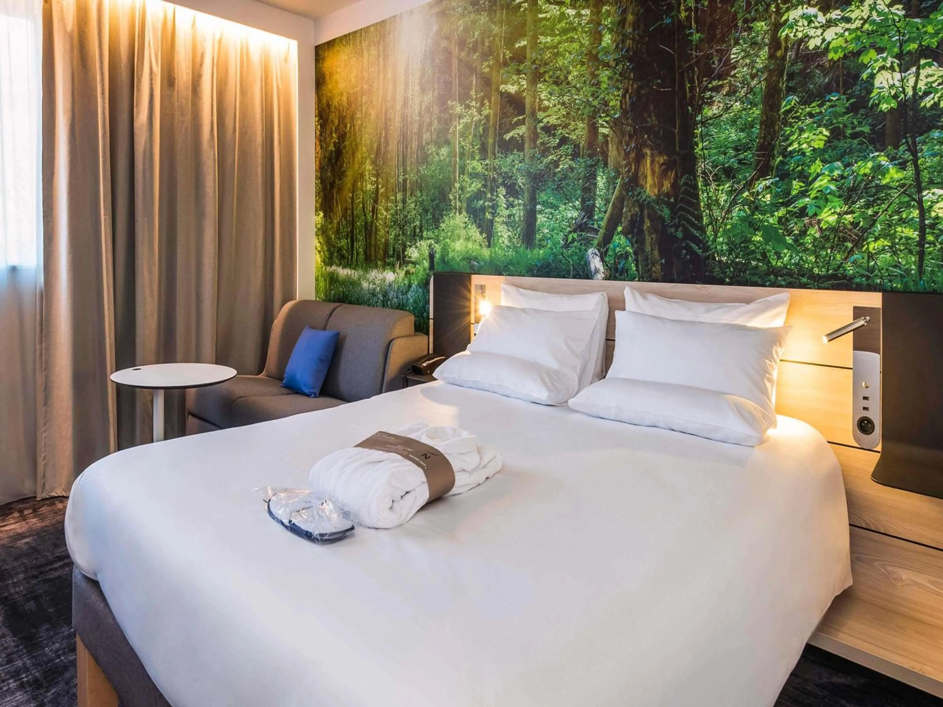 Bedroom, Bed in Novotel Rennes Alma