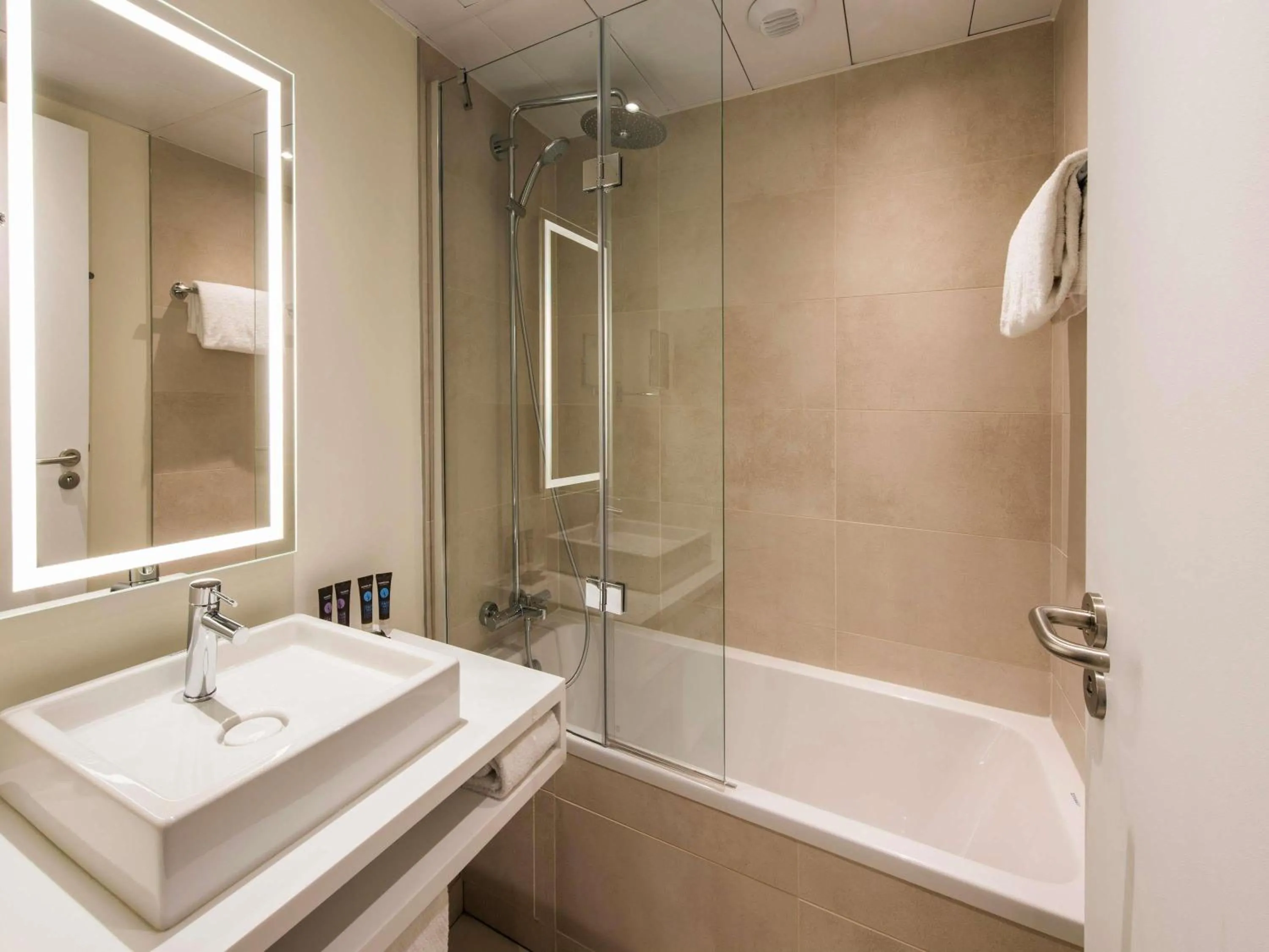 Bedroom in Novotel Rennes Alma