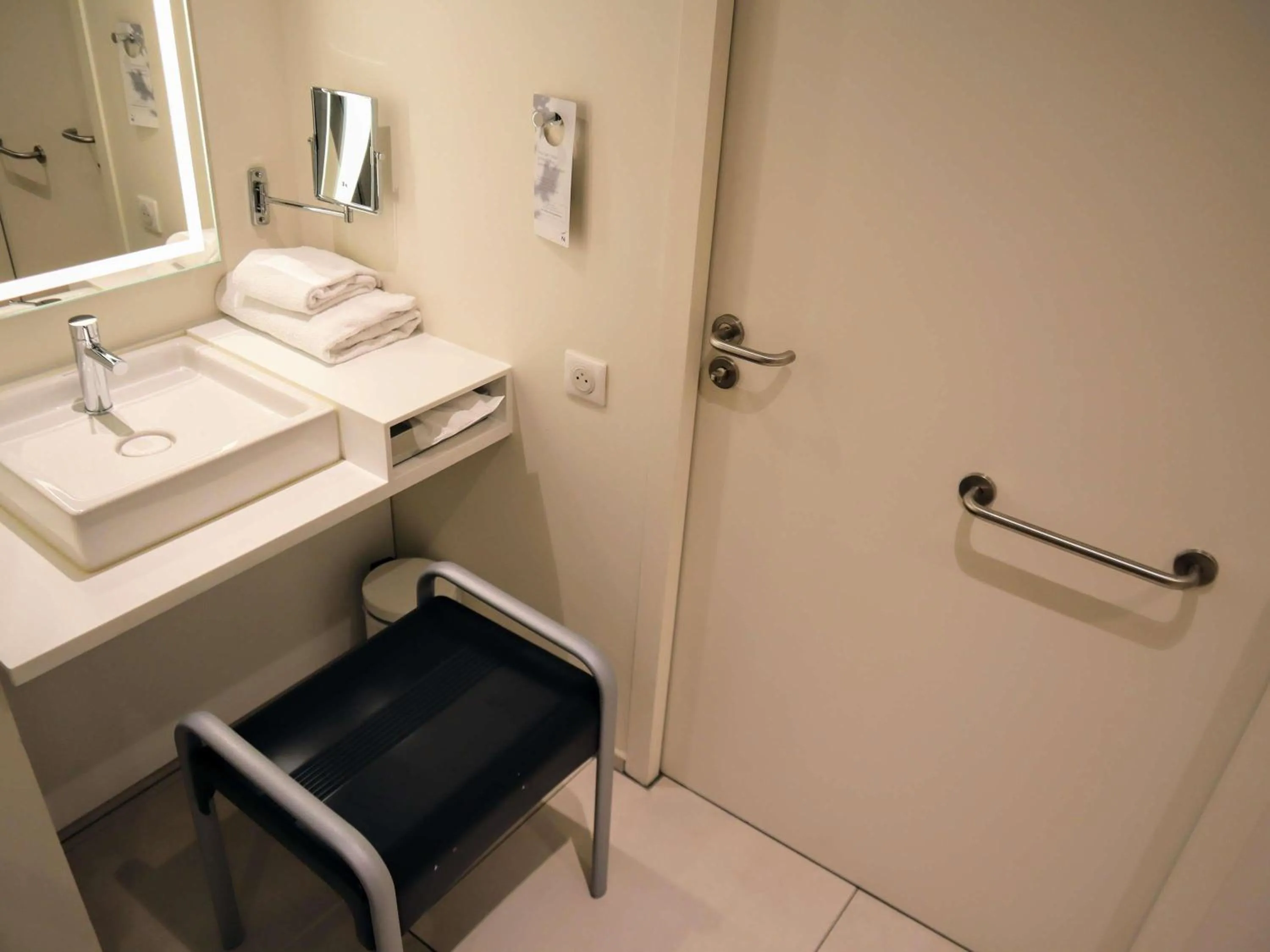 Bedroom in Novotel Rennes Alma