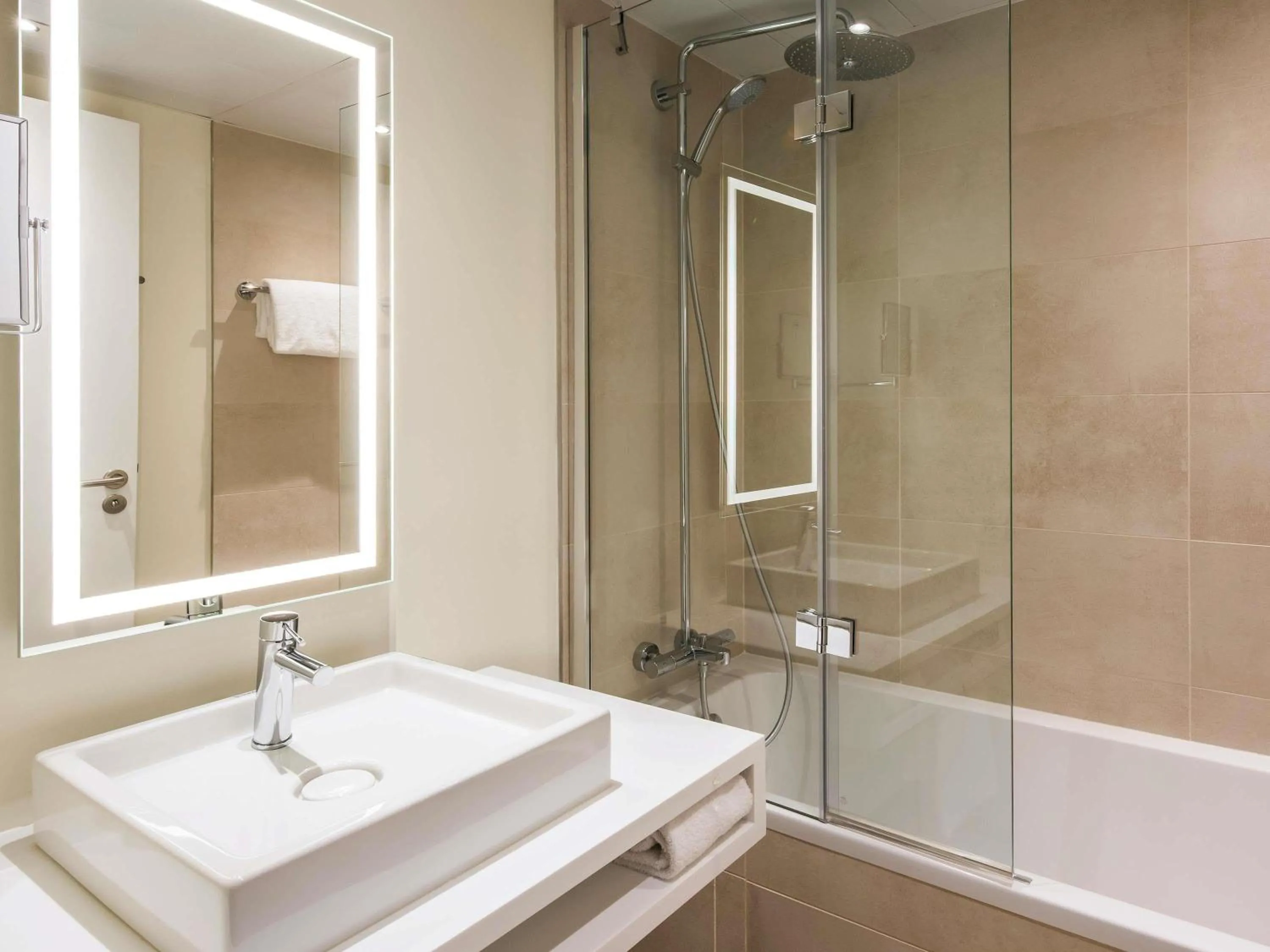 Bedroom in Novotel Rennes Alma