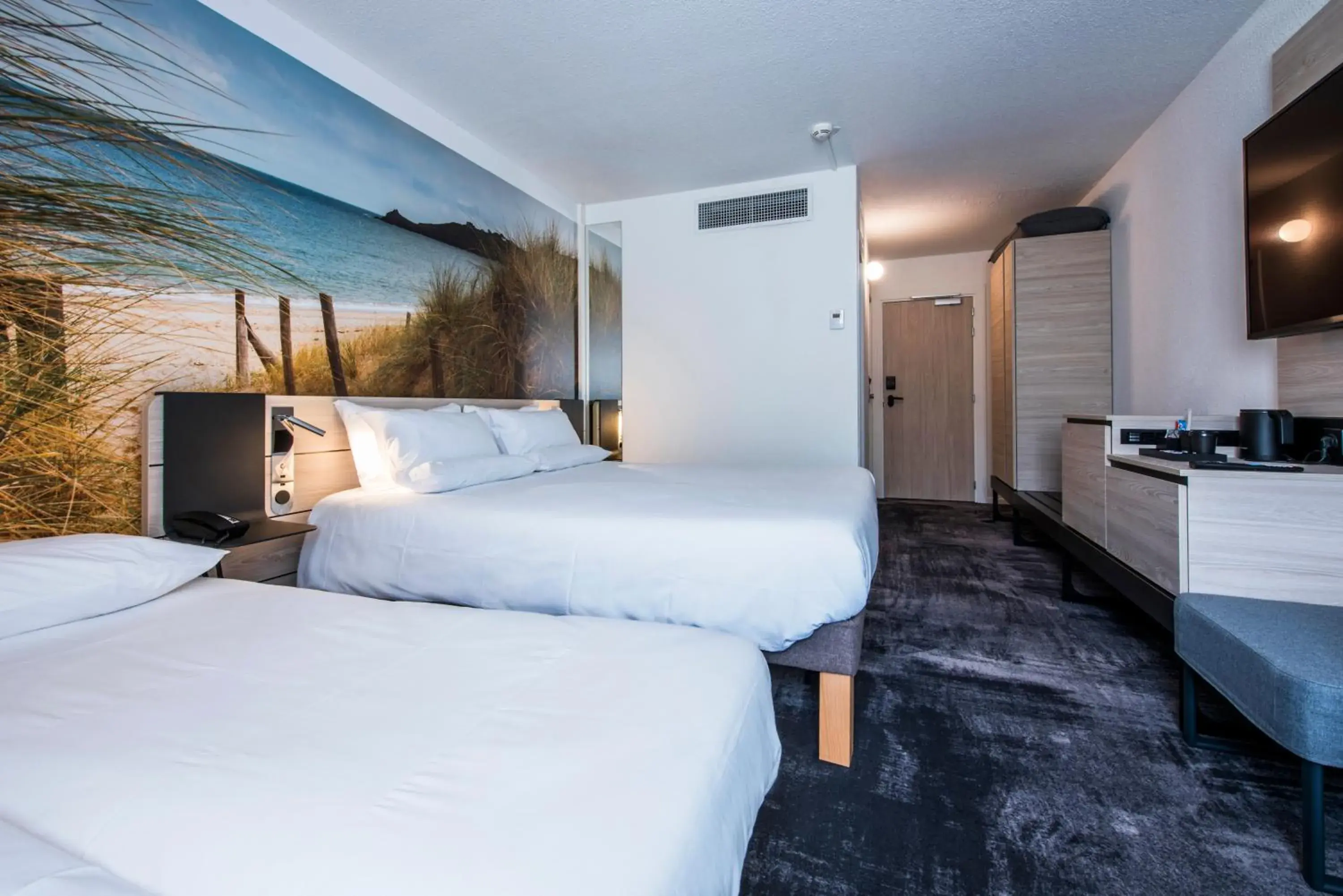 Superior Room with One Queen Bed and Two Twin Sofa Beds in Novotel Rennes Alma Superior Room with One Queen Bed and Two Twin Sofa Beds in Novotel Rennes Alma