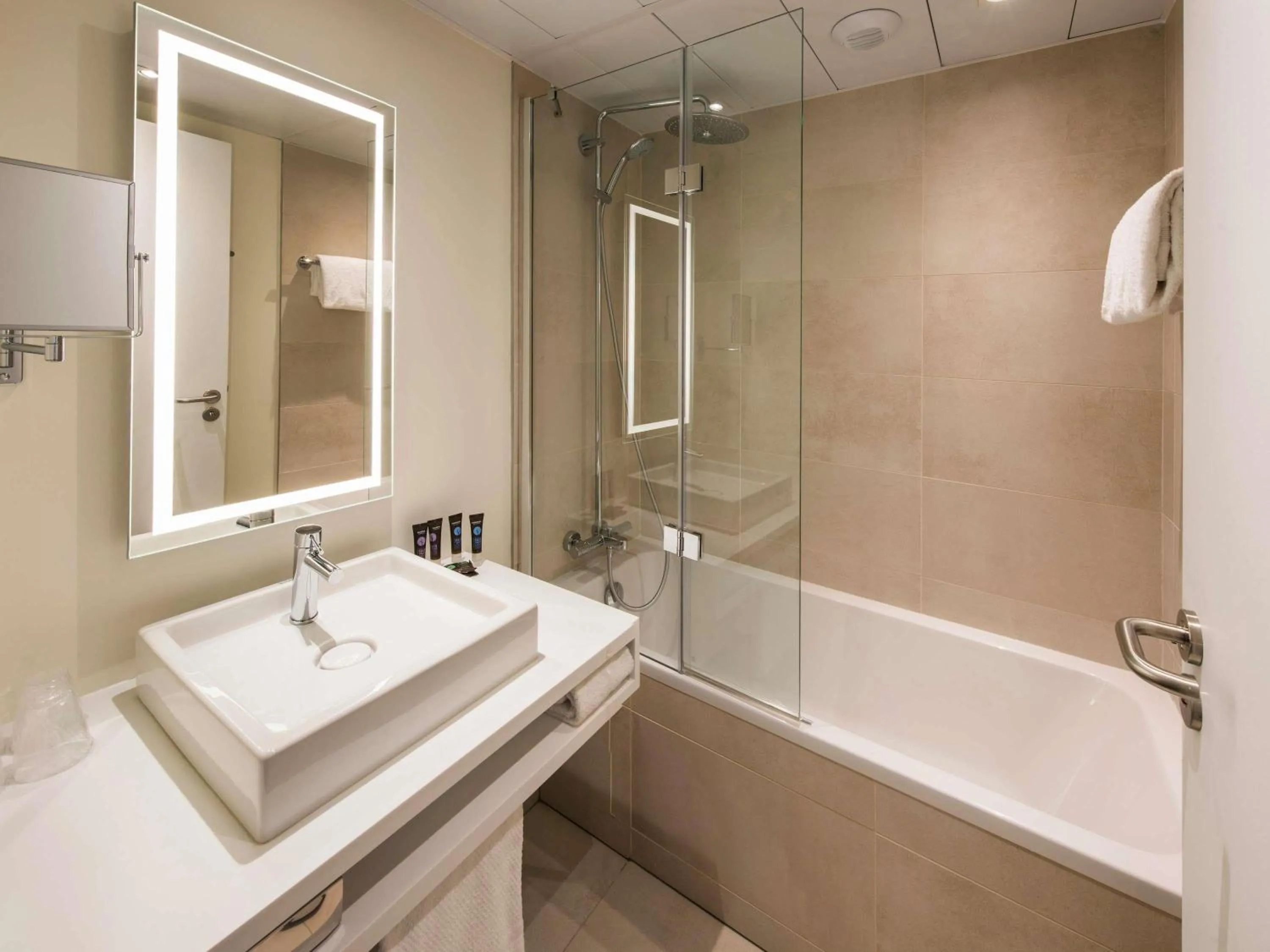 Bedroom in Novotel Rennes Alma