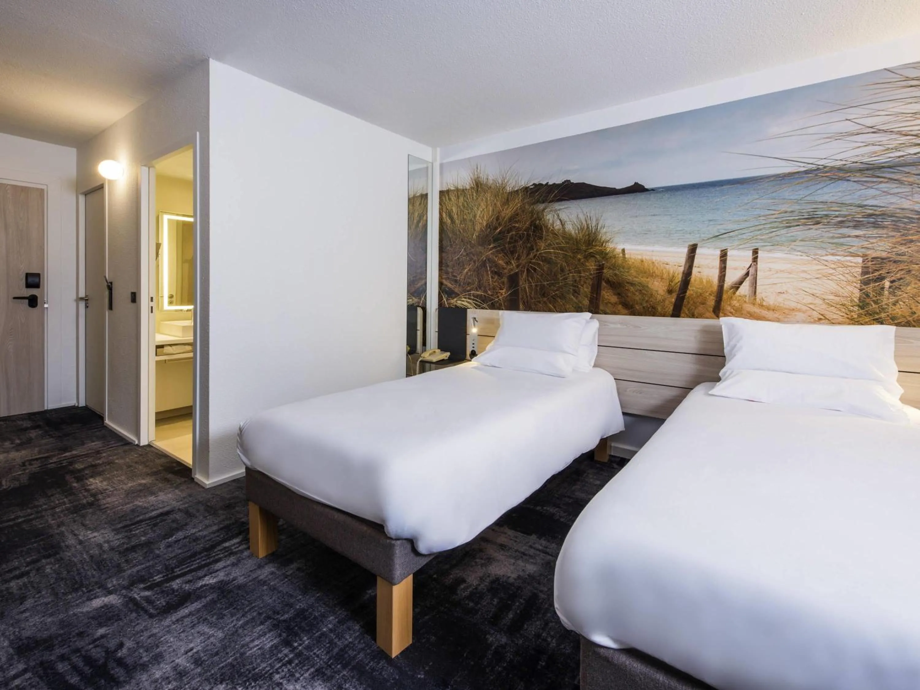 Bedroom, Bed in Novotel Rennes Alma