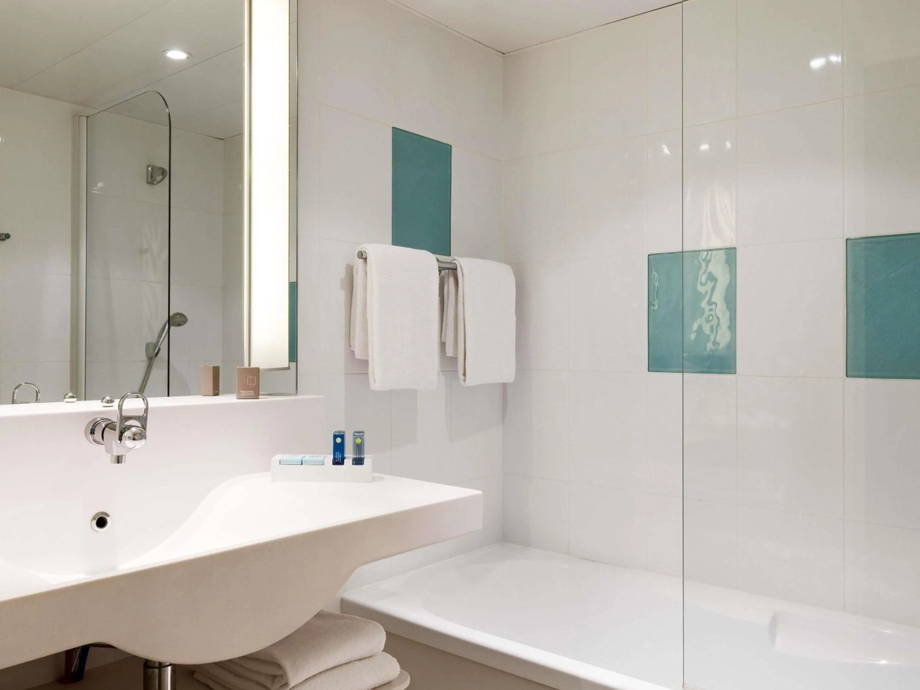 Bedroom in Novotel Rouen Sud Zenith Parc Expo