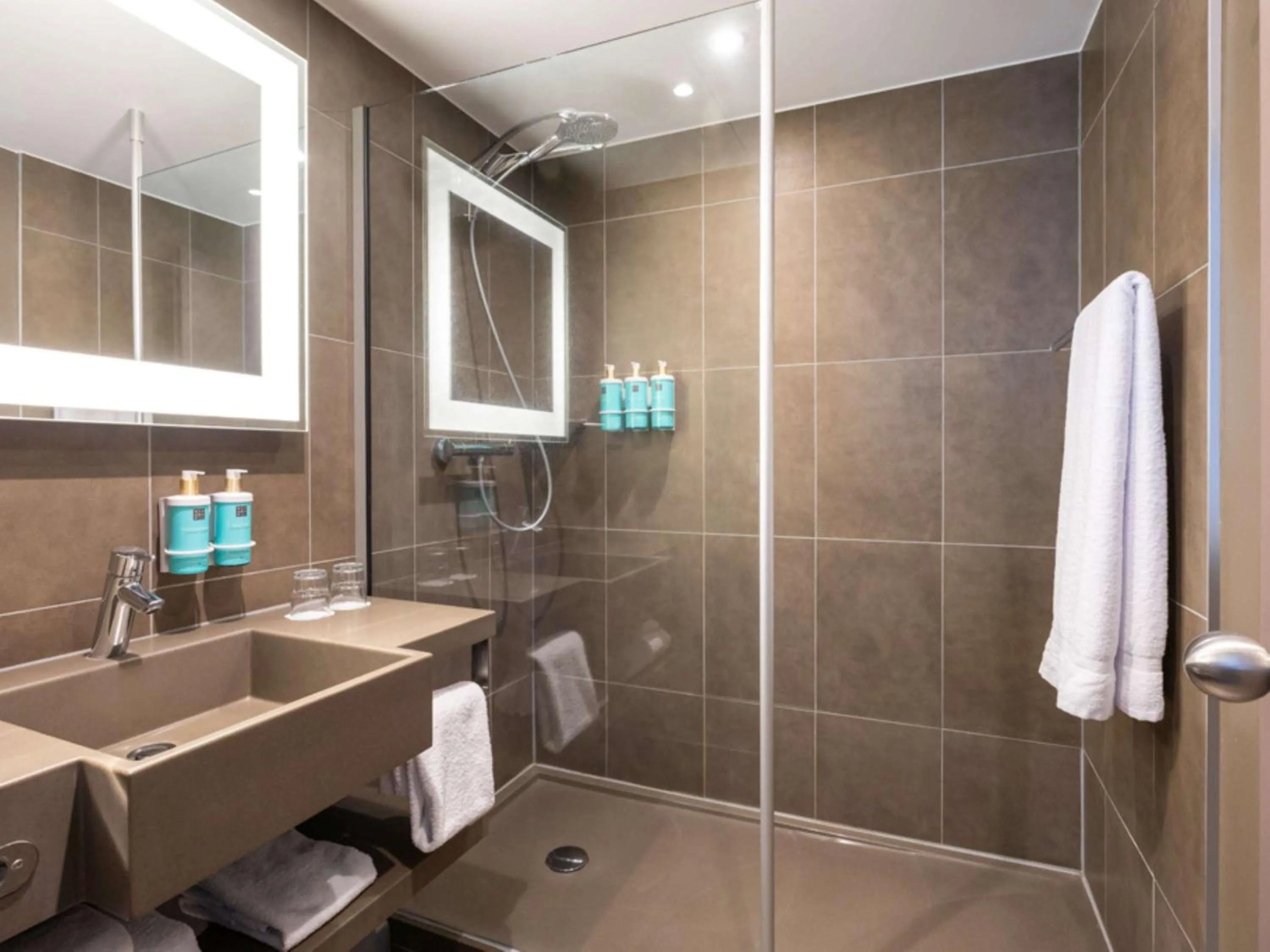 Shower in Novotel Rouen Sud