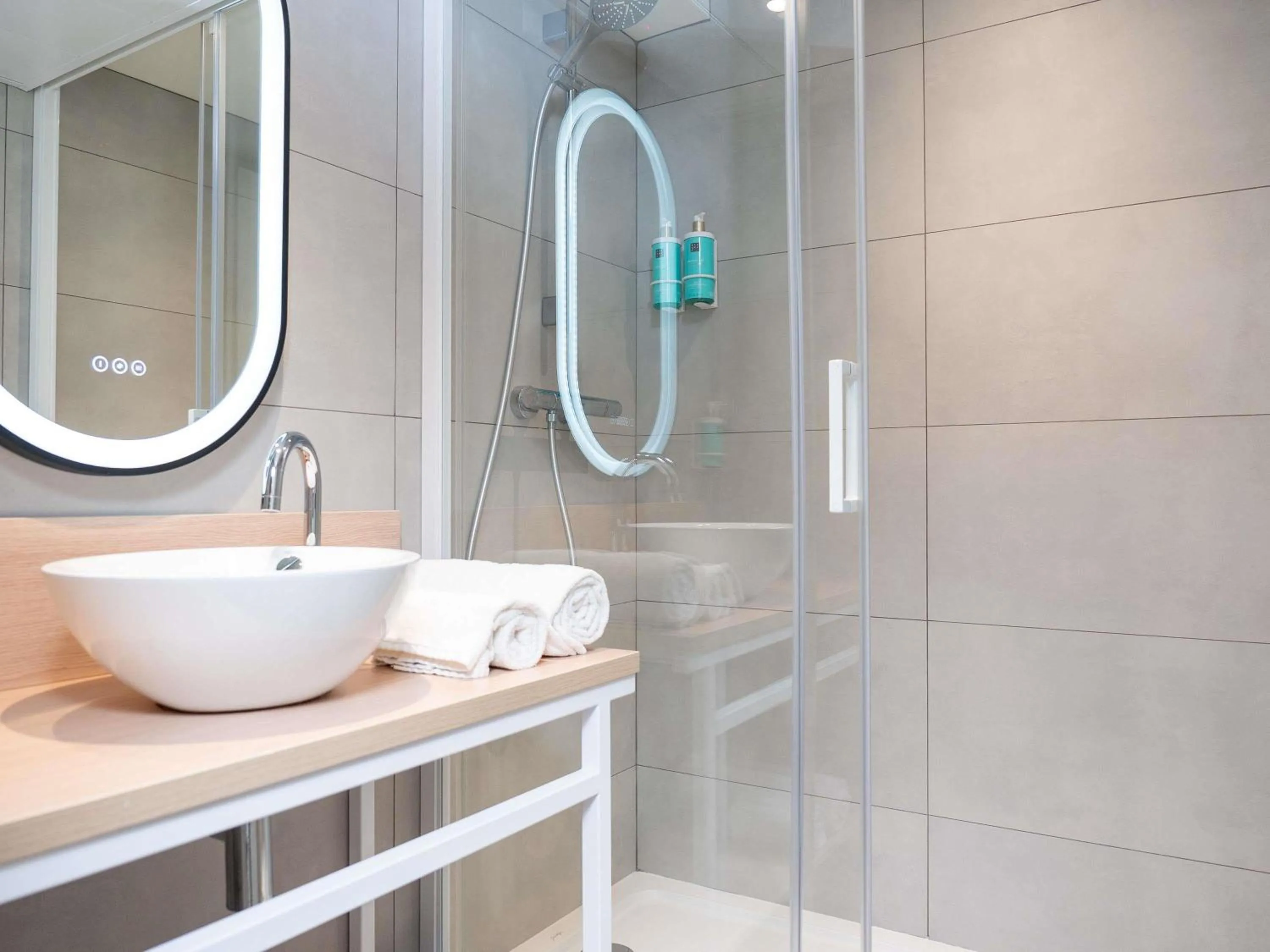 Bedroom in Novotel Rouen Sud Zenith Parc Expo