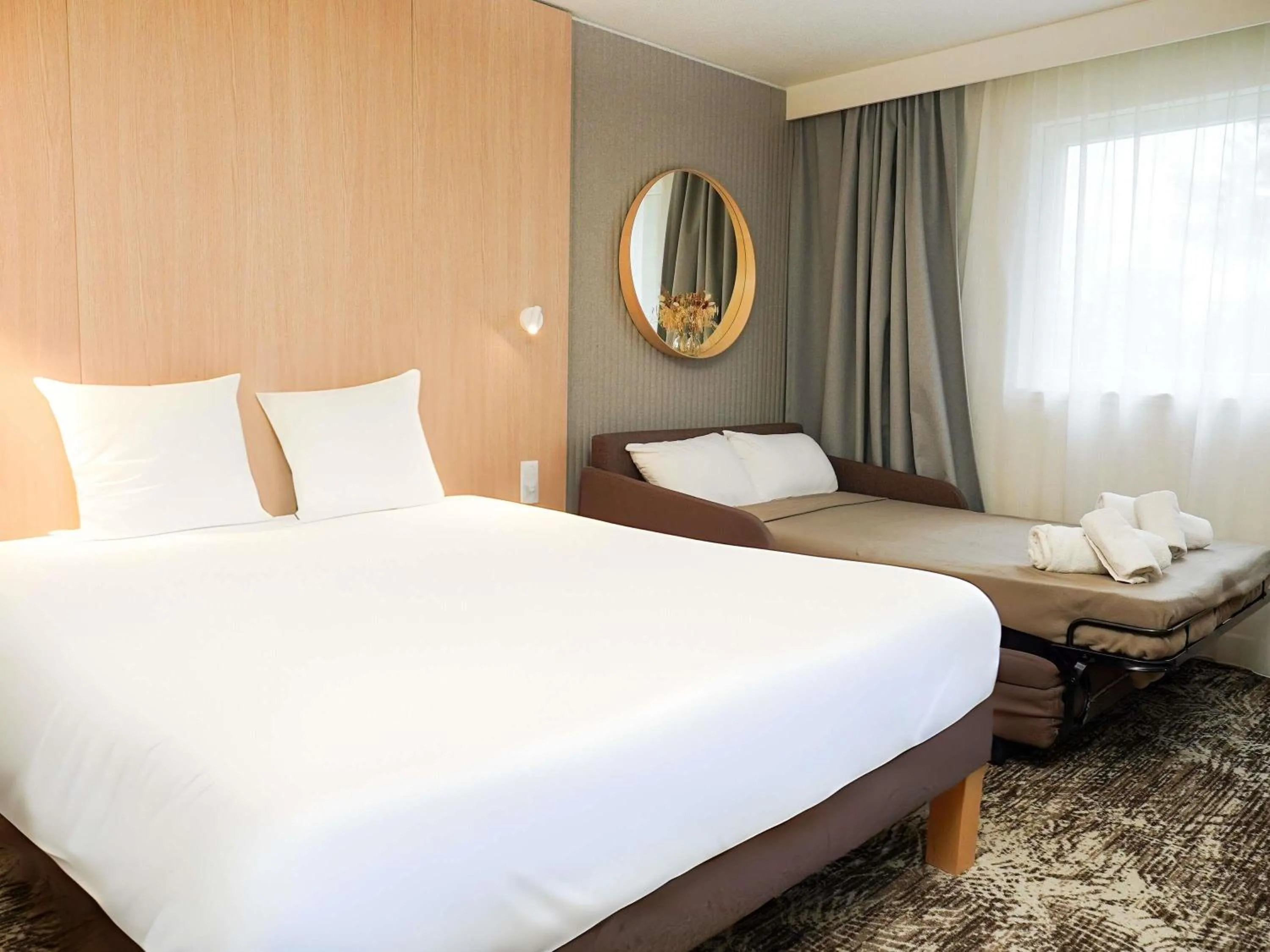 Bedroom, Bed in Novotel Rouen Sud Zenith Parc Expo