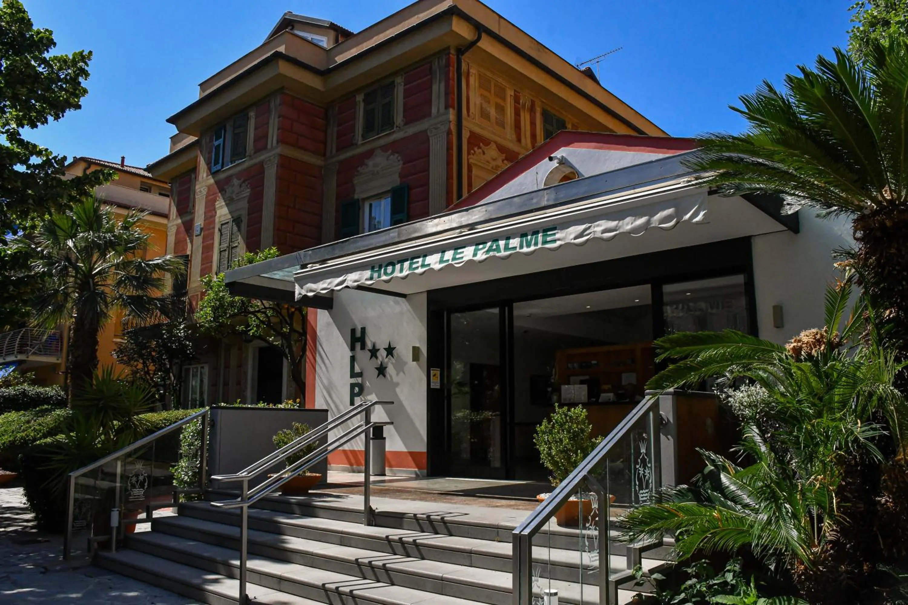 Facade/entrance in Hotel Le Palme