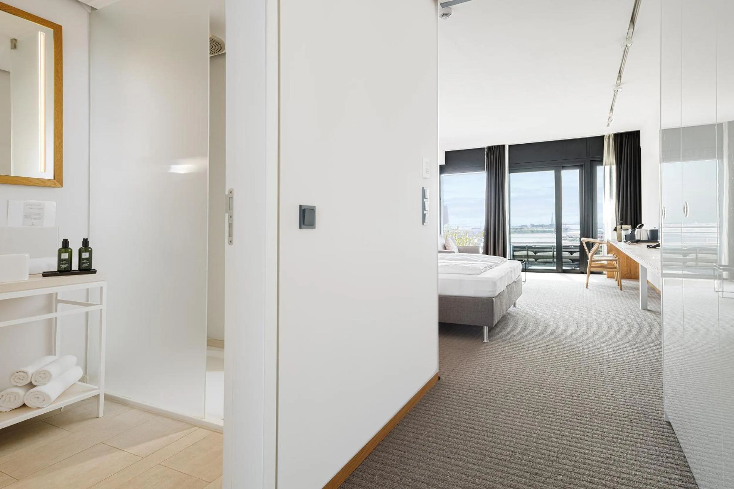 Bathroom, Bed in The Suites Rainvilleterrasse