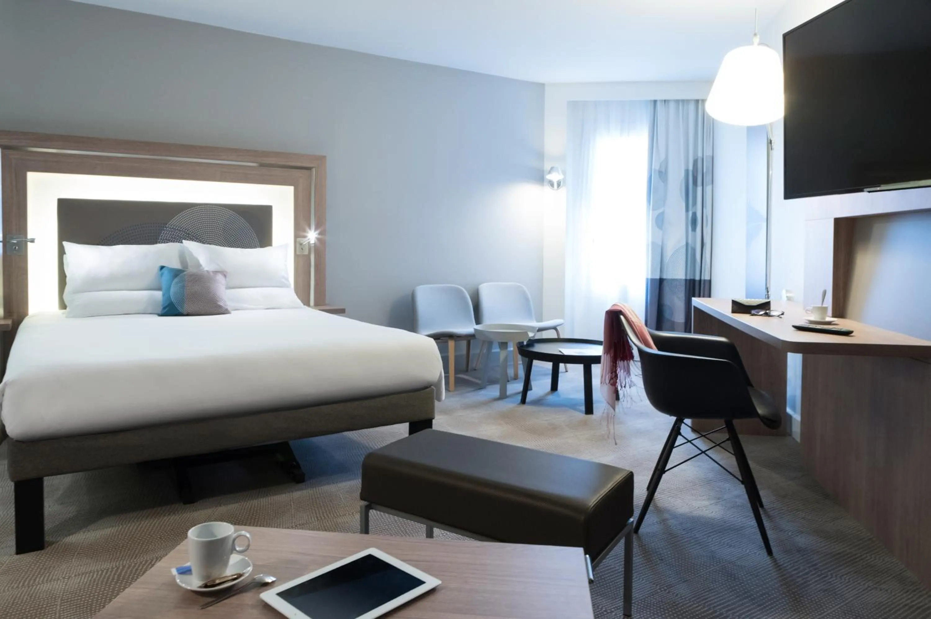 Communal lounge/ TV room, Bed in Novotel Château de Versailles