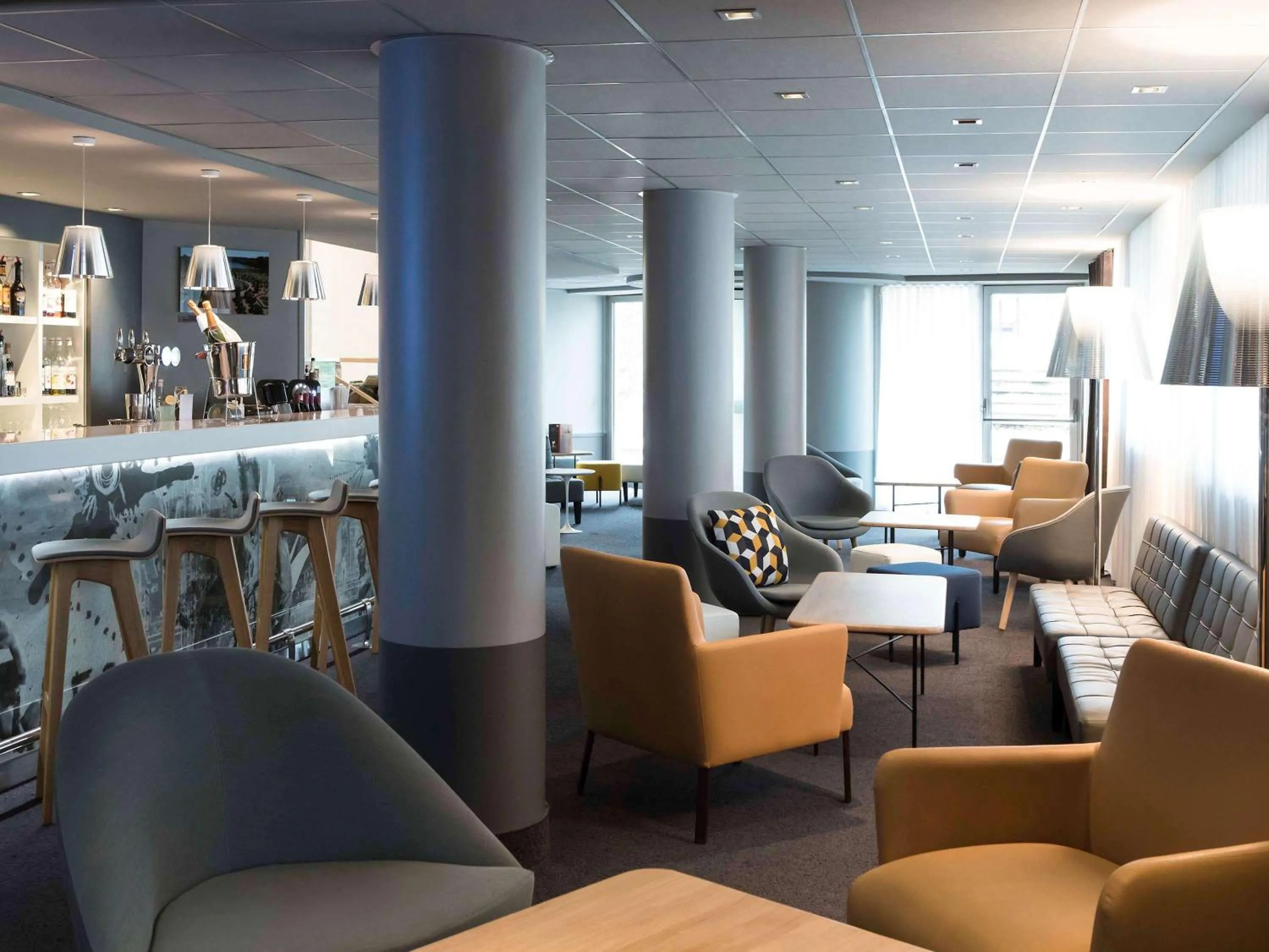 Lounge or bar in Novotel Château de Versailles